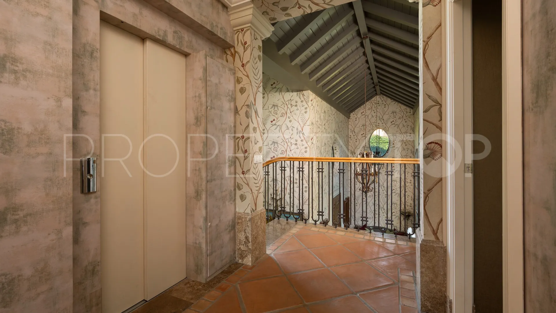 Villa en venta con 8 dormitorios en Guadalmina Baja