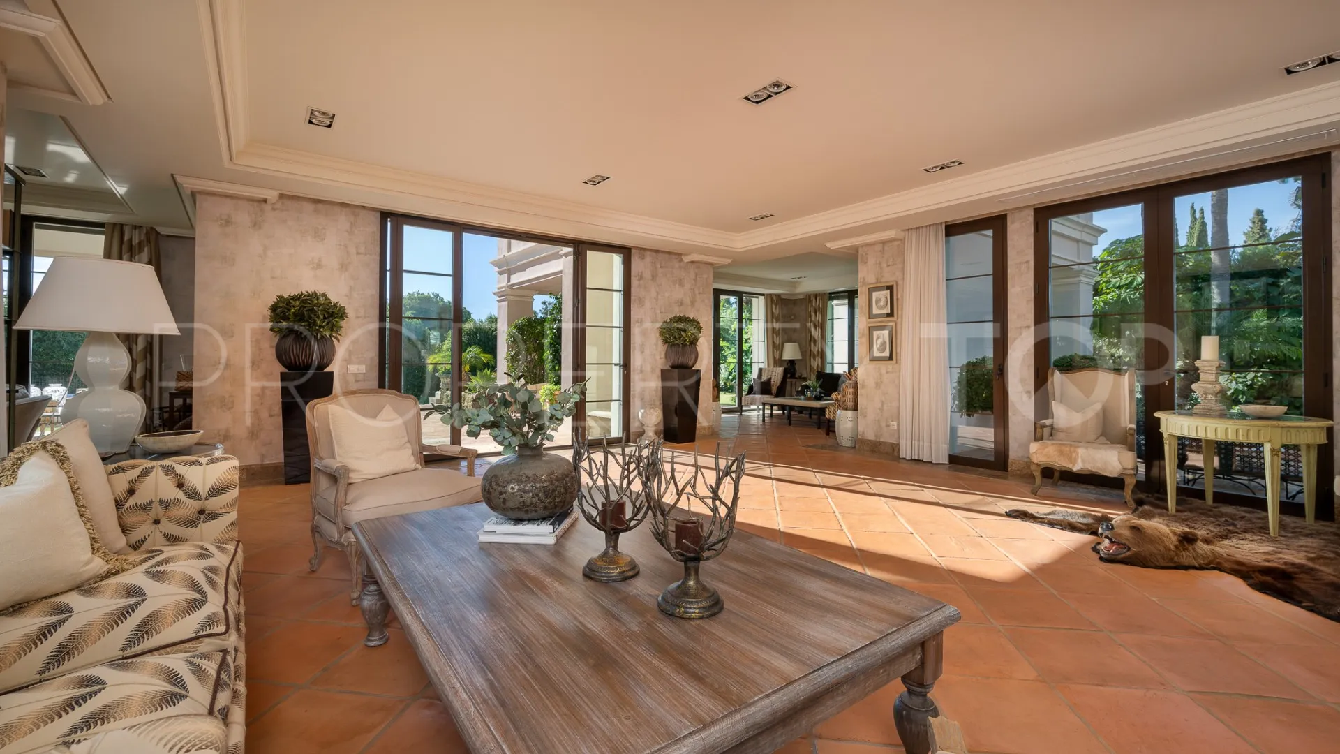 Villa en venta con 8 dormitorios en Guadalmina Baja