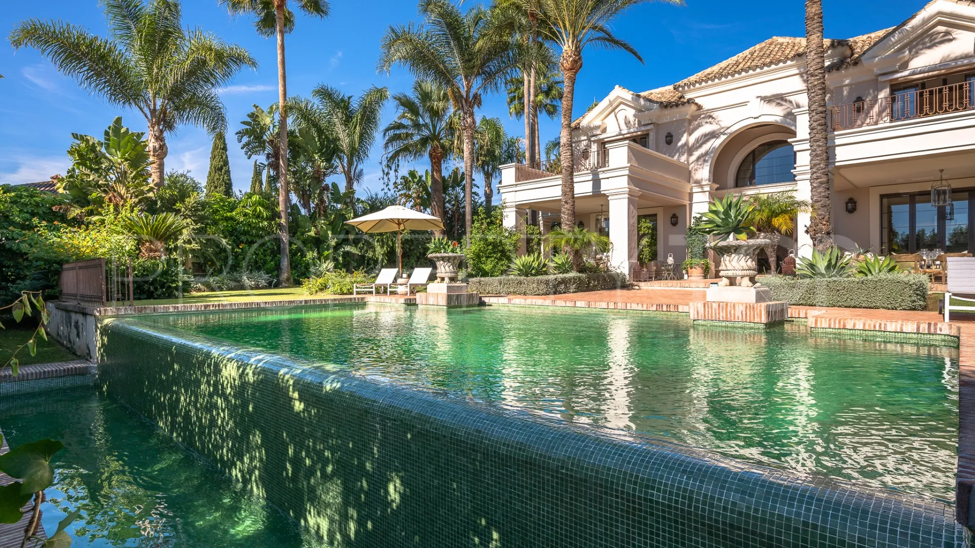 Villa en venta con 8 dormitorios en Guadalmina Baja