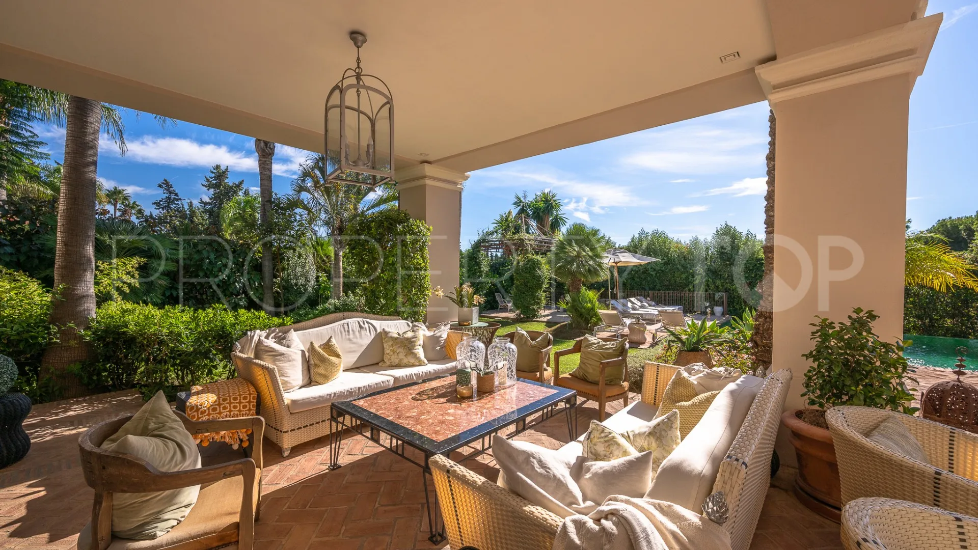 Villa en venta con 8 dormitorios en Guadalmina Baja