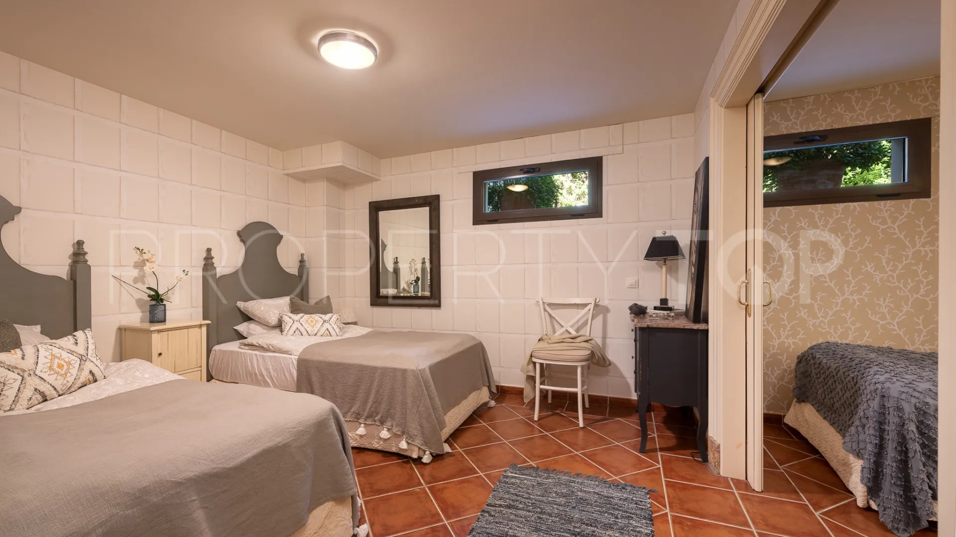 Villa en venta con 8 dormitorios en Guadalmina Baja