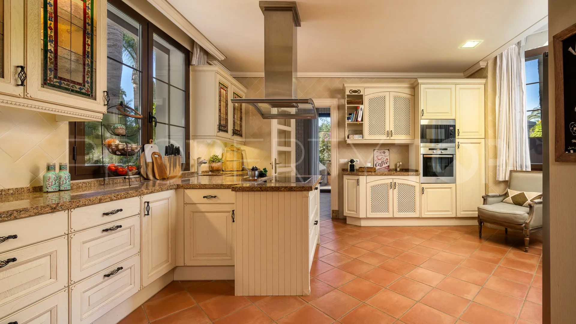 Villa en venta con 8 dormitorios en Guadalmina Baja