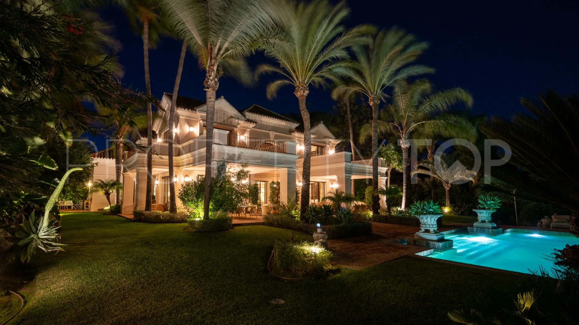 Villa en venta con 8 dormitorios en Guadalmina Baja