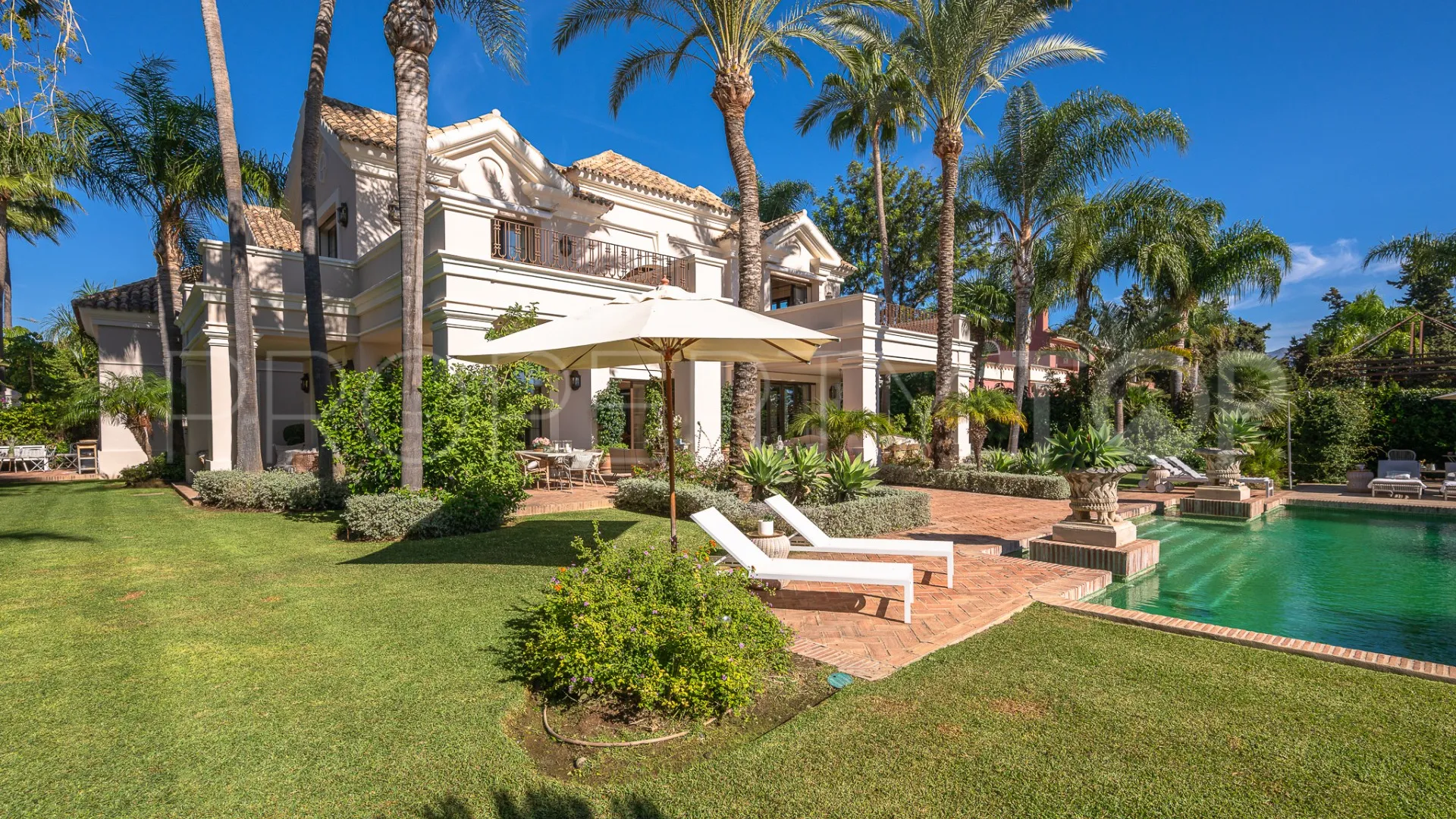 Villa en venta con 8 dormitorios en Guadalmina Baja