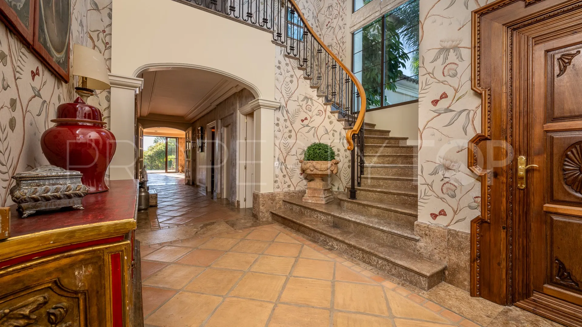 Villa en venta con 8 dormitorios en Guadalmina Baja