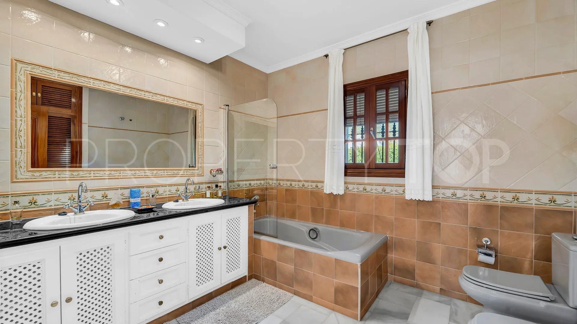 Villa en venta en Marbella Ciudad con 5 dormitorios