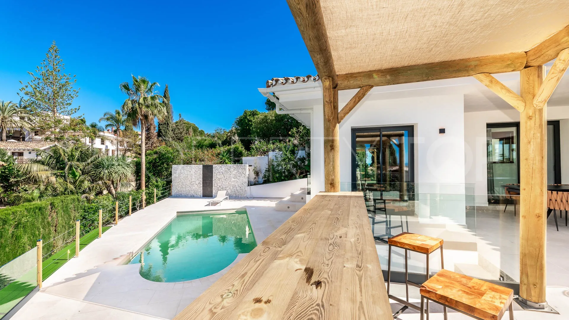 Buy villa with 4 bedrooms in Elviria