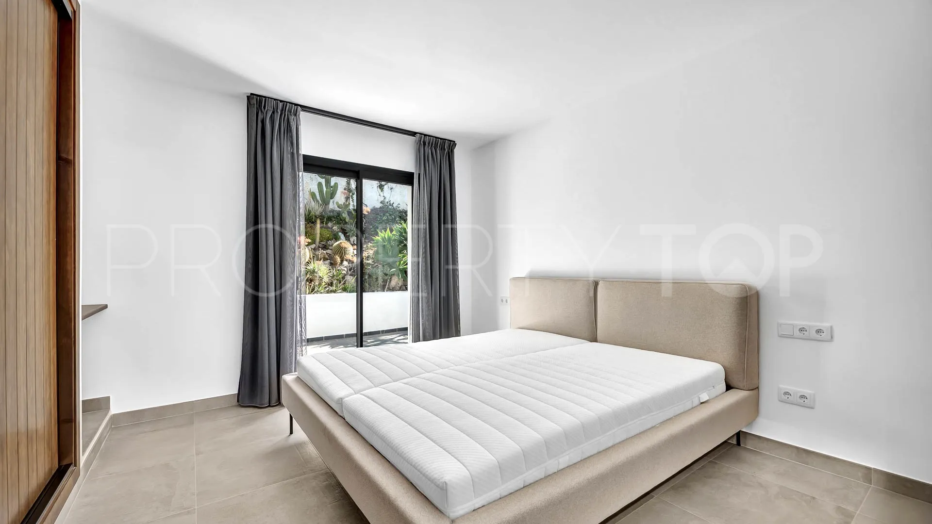Buy villa with 4 bedrooms in Elviria