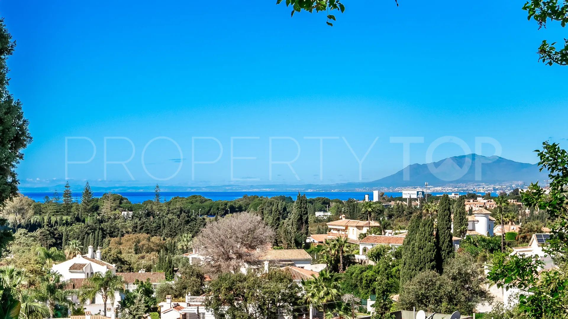 Buy villa with 4 bedrooms in Elviria