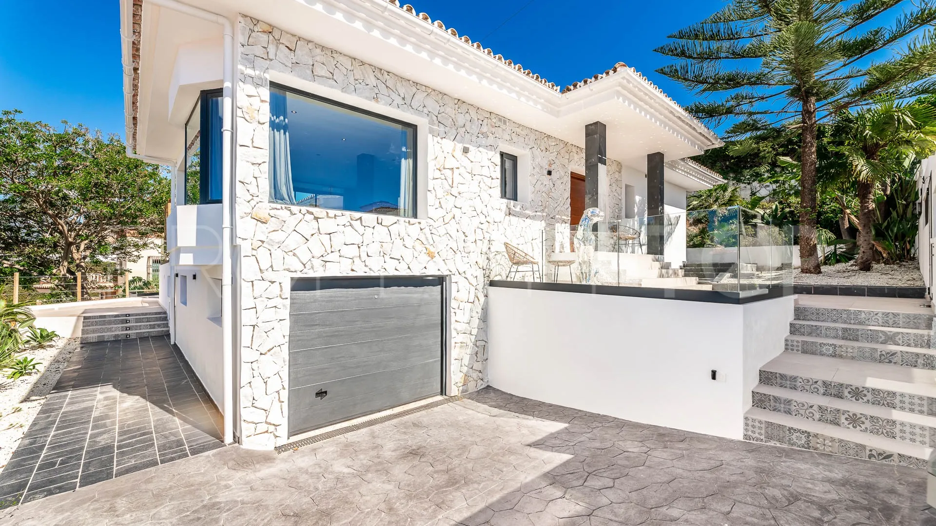 Buy villa with 4 bedrooms in Elviria