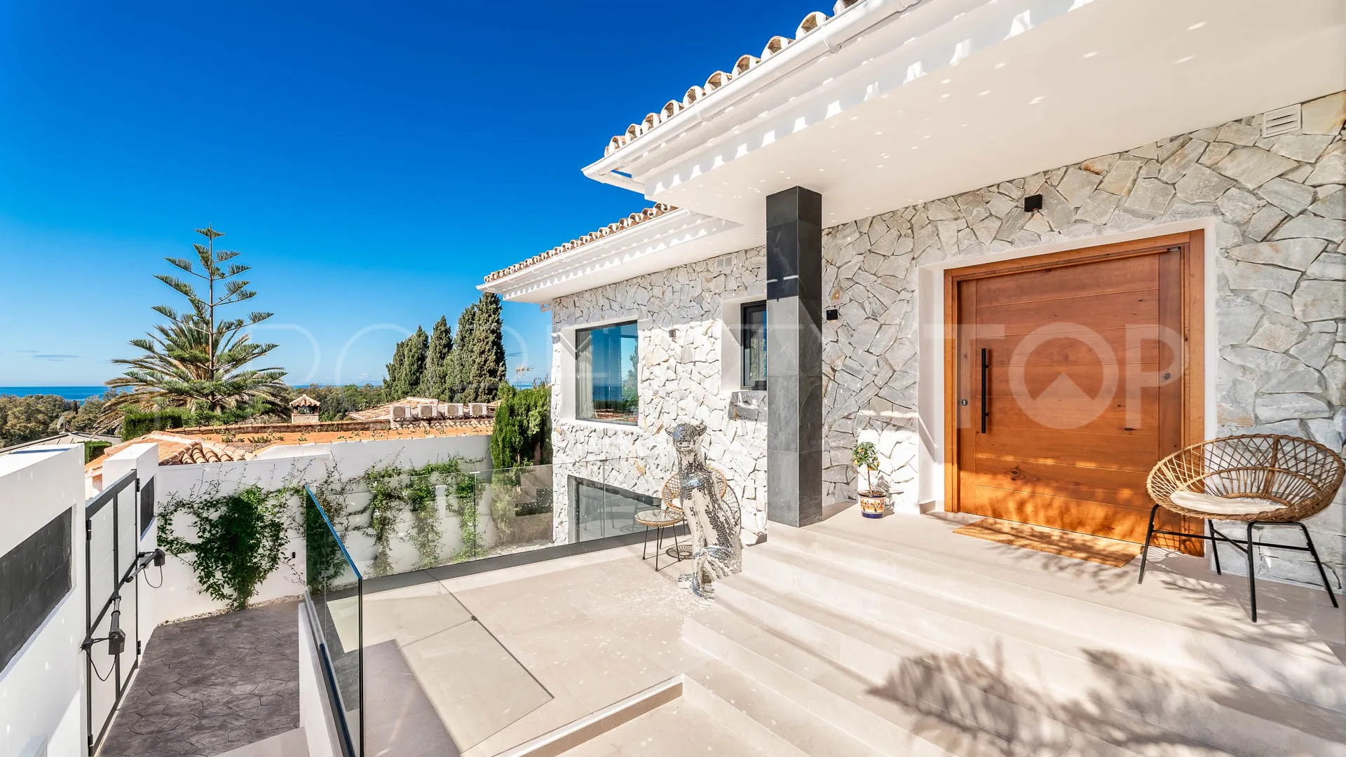 Buy villa with 4 bedrooms in Elviria