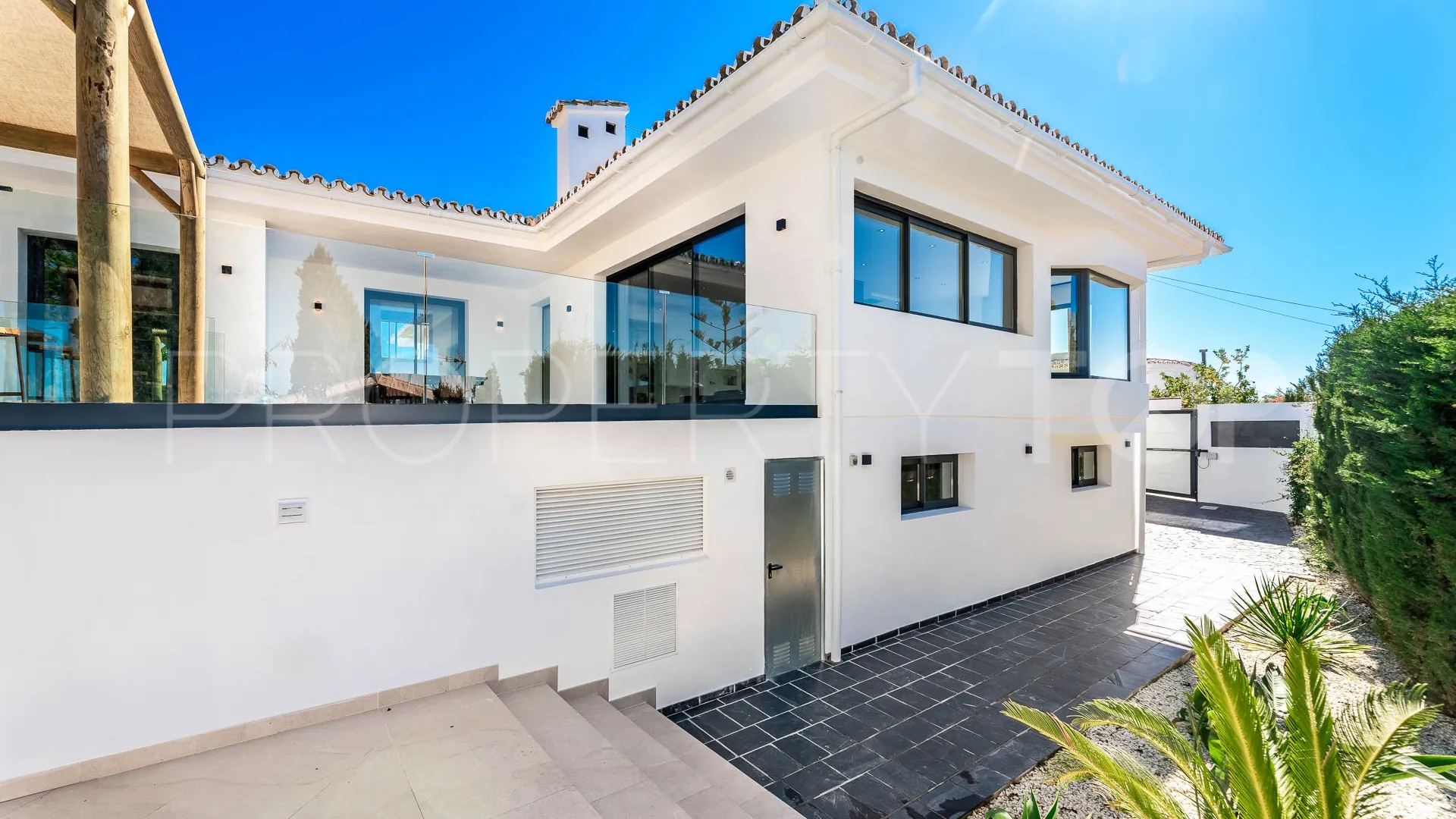 Buy villa with 4 bedrooms in Elviria