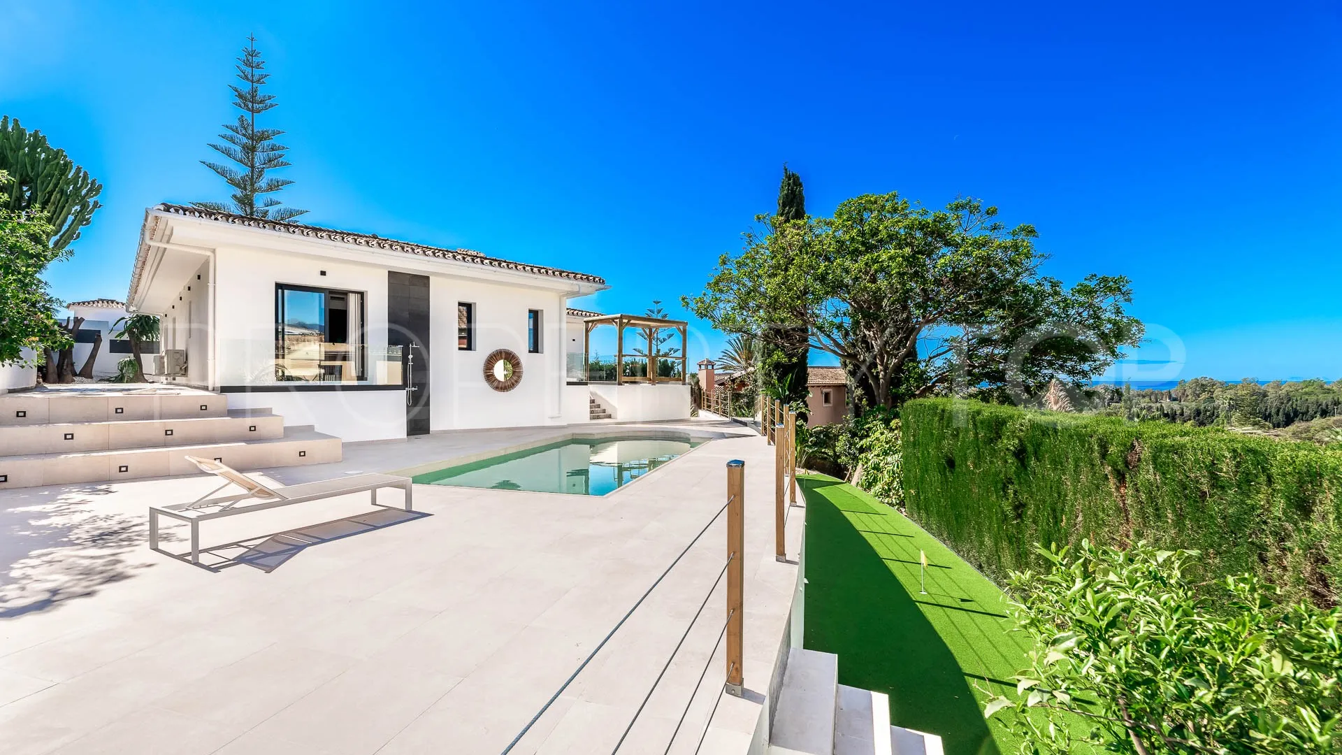 Buy villa with 4 bedrooms in Elviria