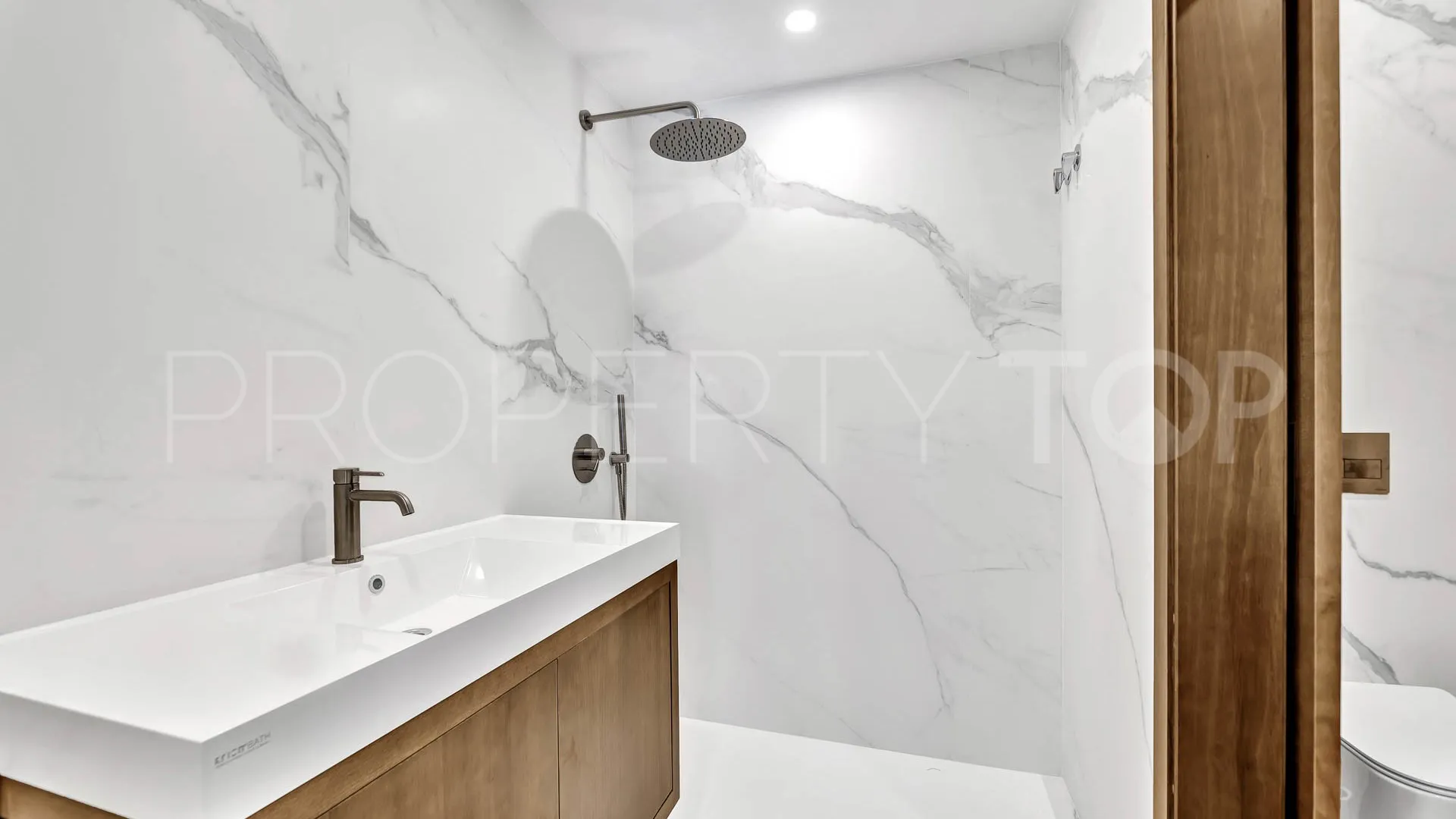 Buy villa with 4 bedrooms in Elviria