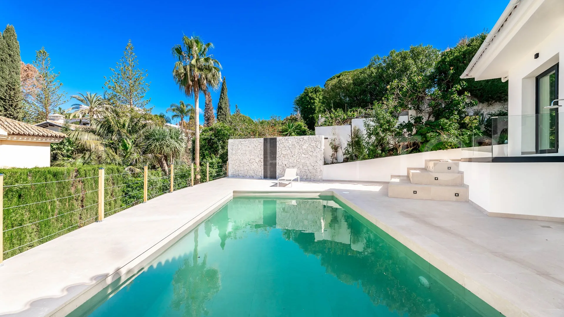 Buy villa with 4 bedrooms in Elviria