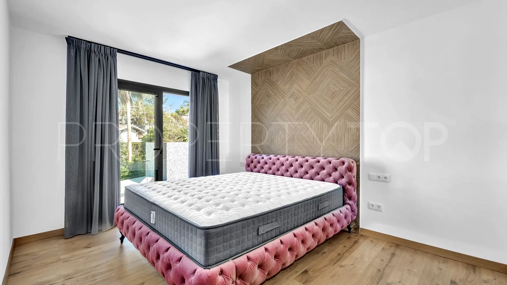 Buy villa with 4 bedrooms in Elviria