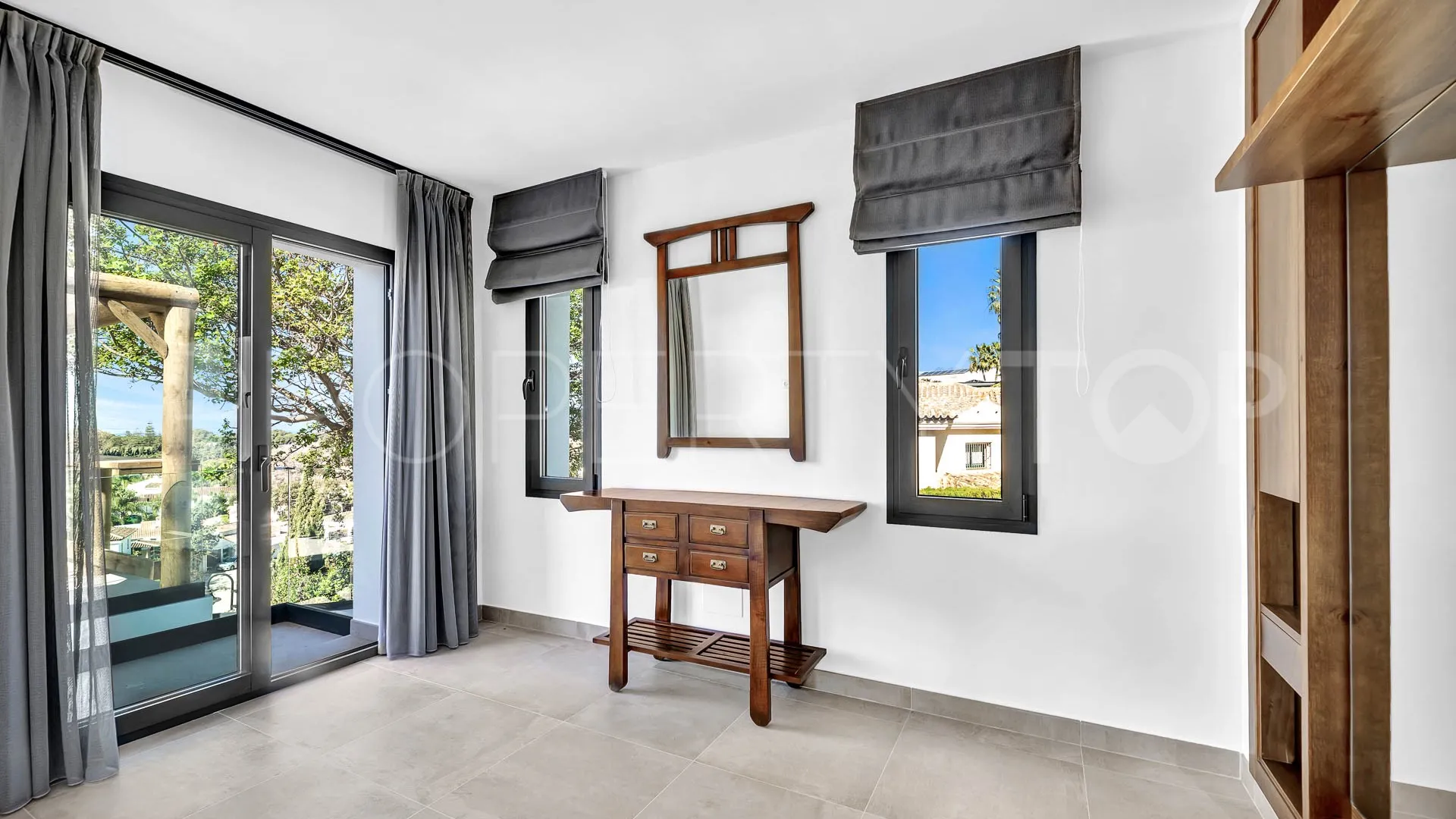 Buy villa with 4 bedrooms in Elviria