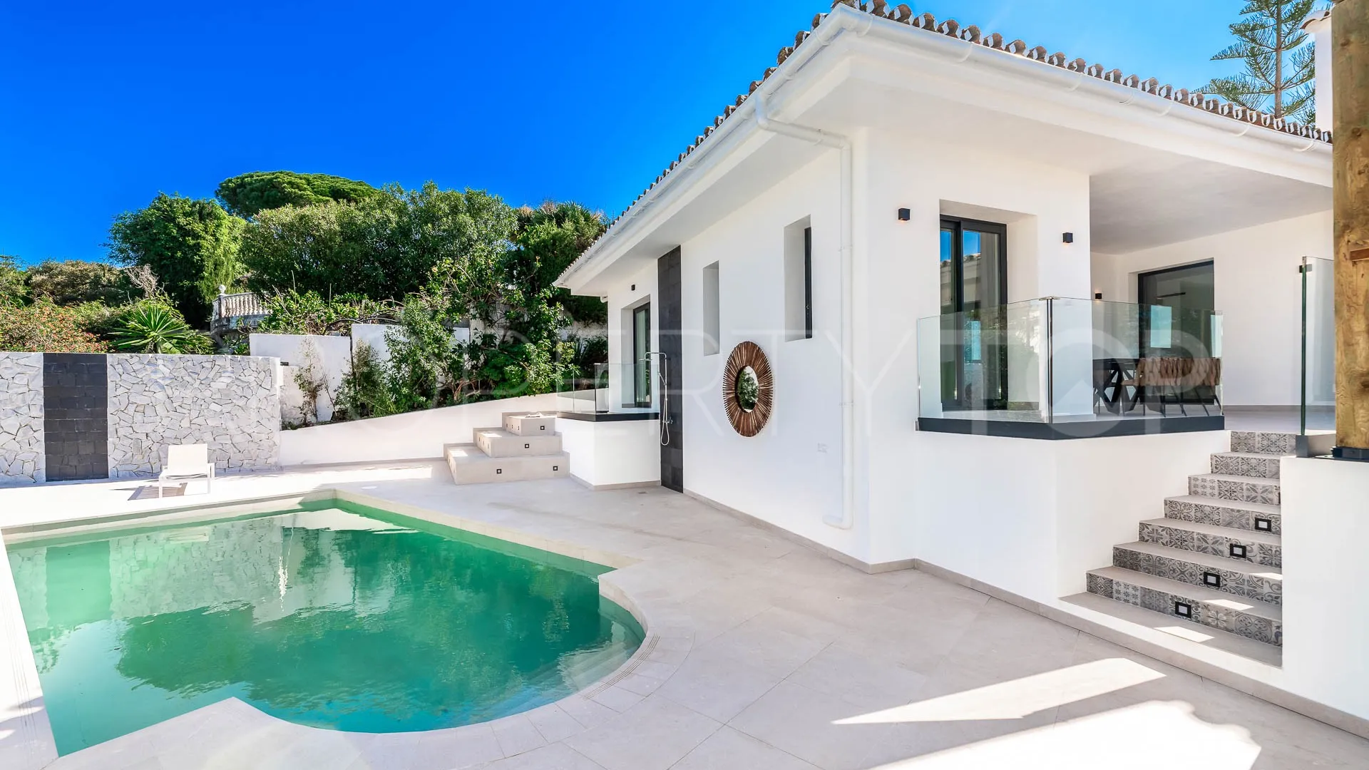 Buy villa with 4 bedrooms in Elviria