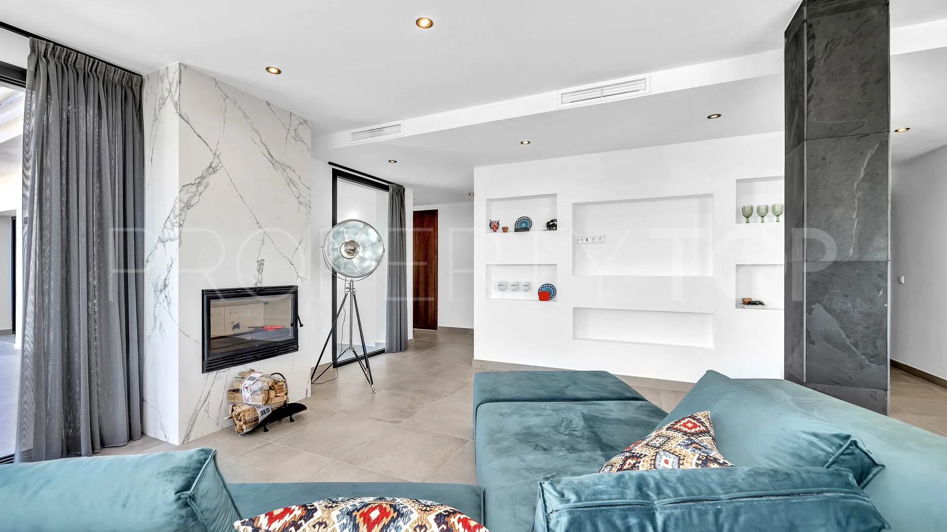 Buy villa with 4 bedrooms in Elviria