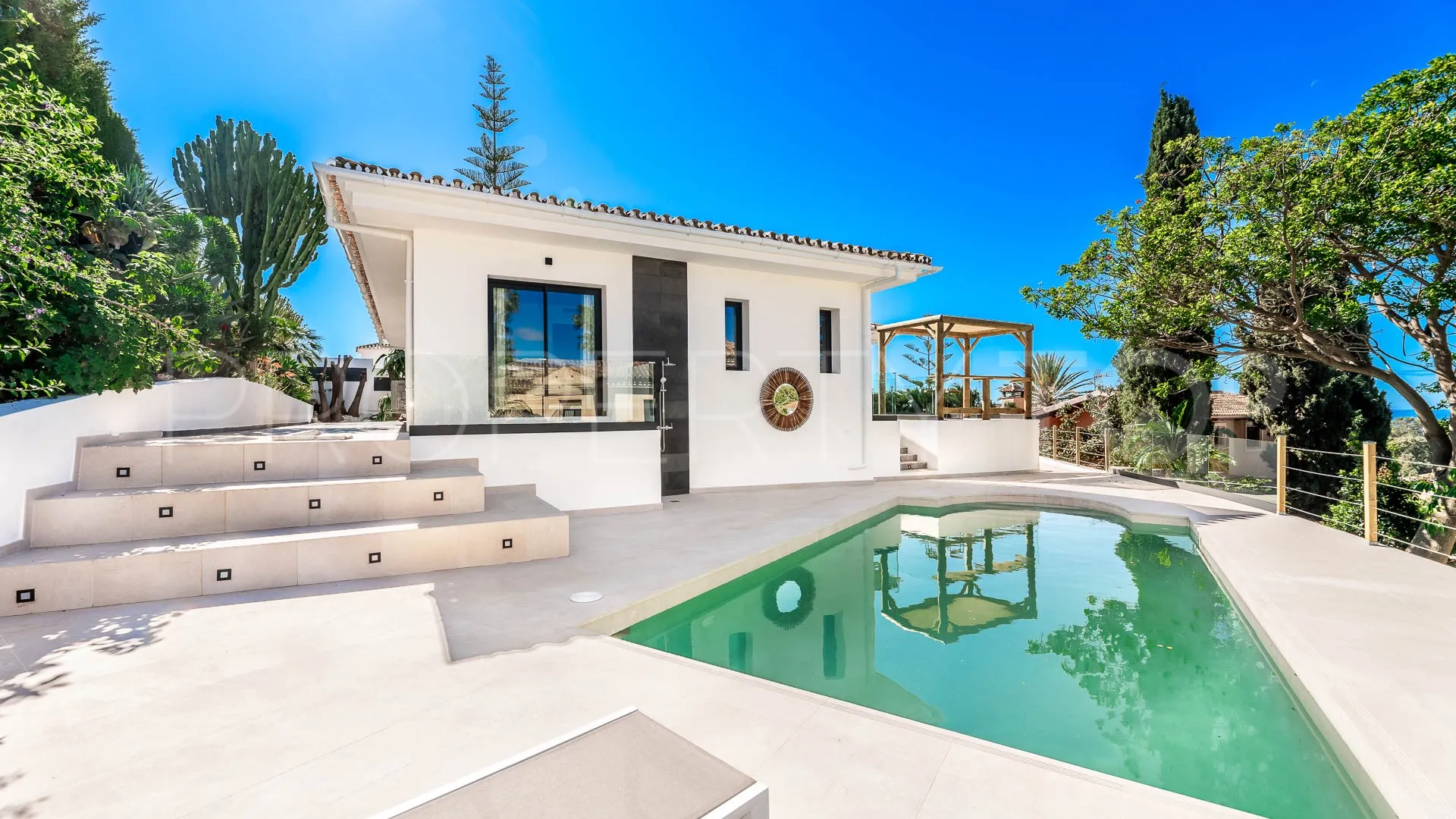 Buy villa with 4 bedrooms in Elviria