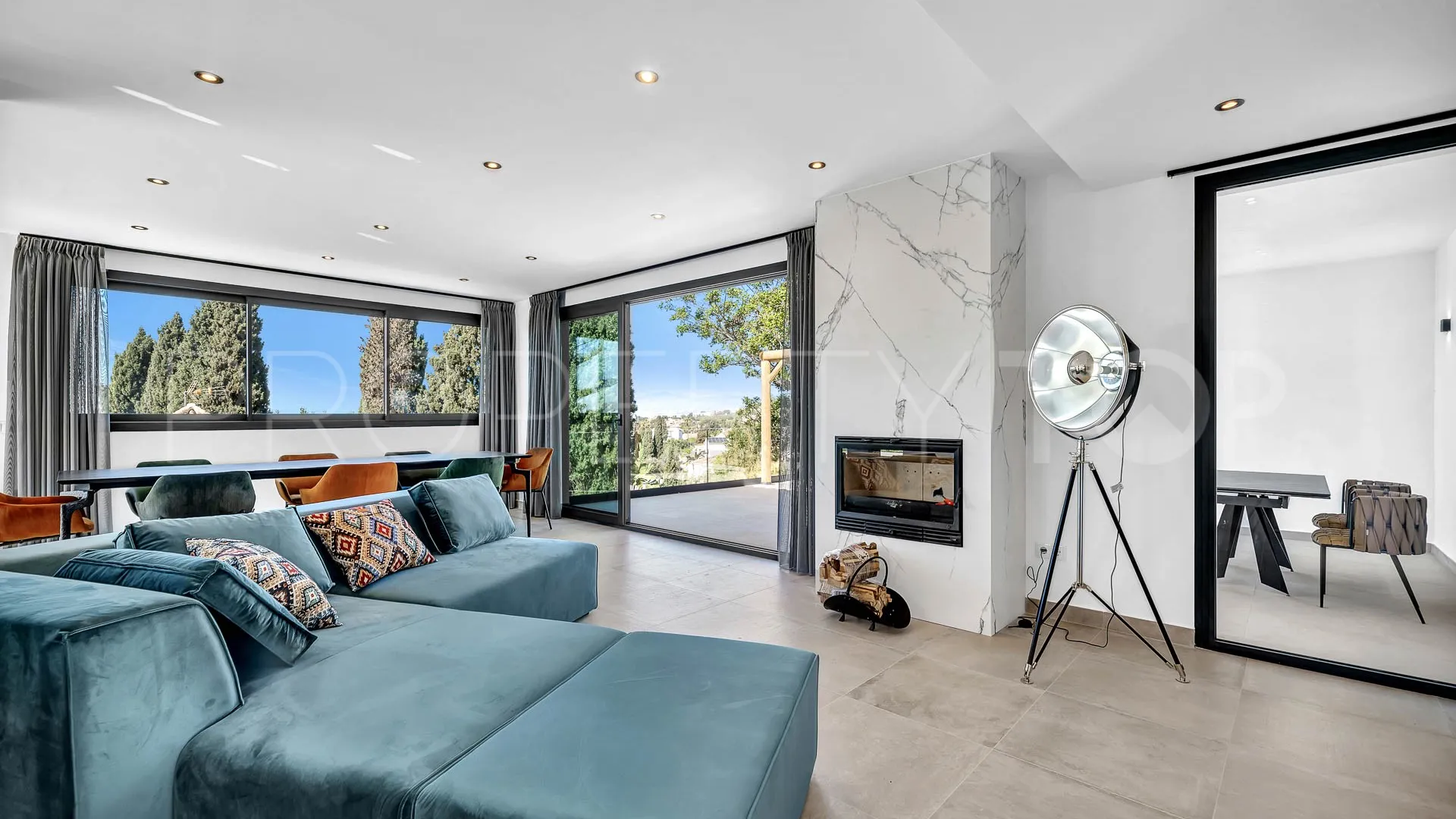 Buy villa with 4 bedrooms in Elviria