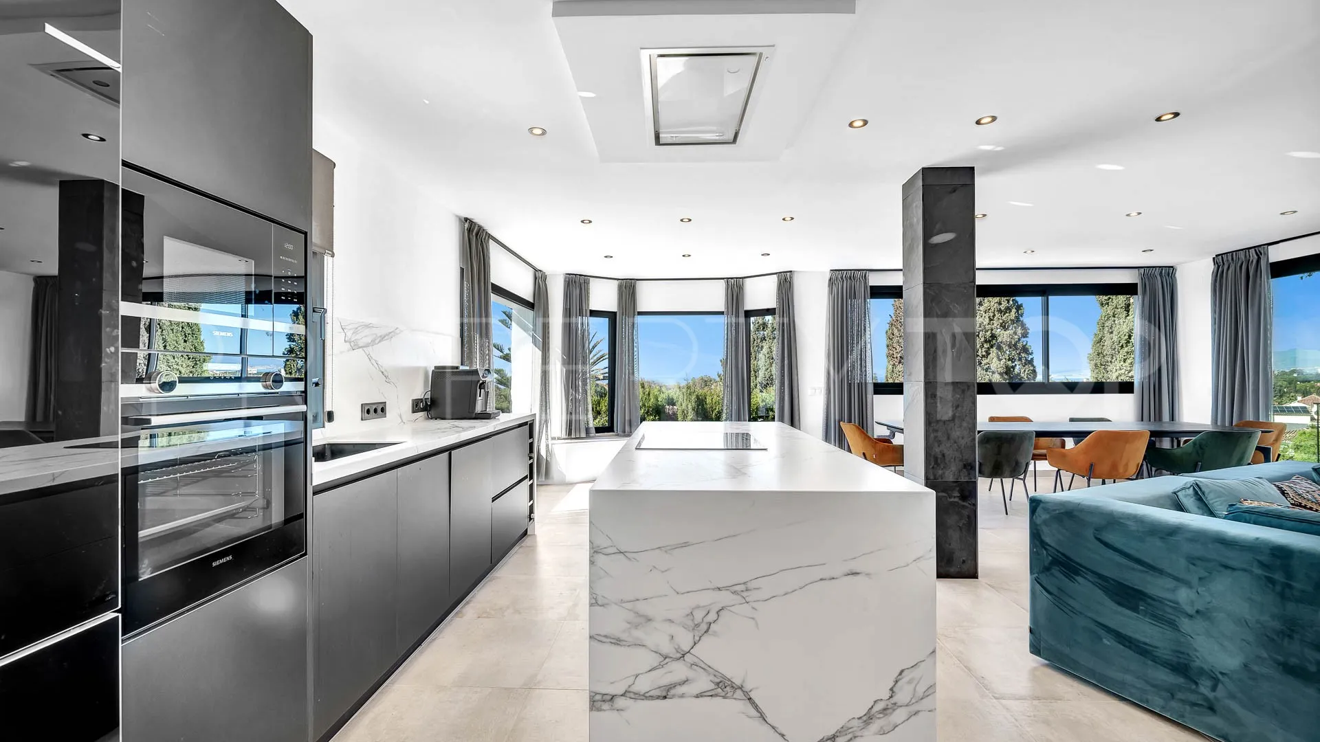 Buy villa with 4 bedrooms in Elviria