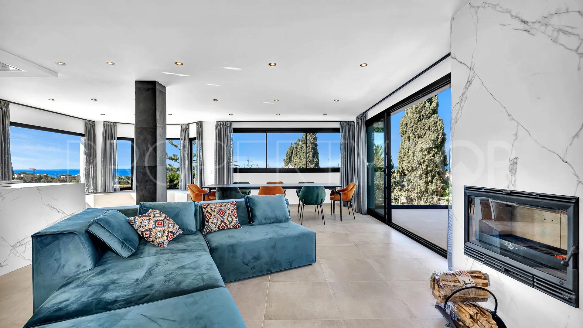 Buy villa with 4 bedrooms in Elviria