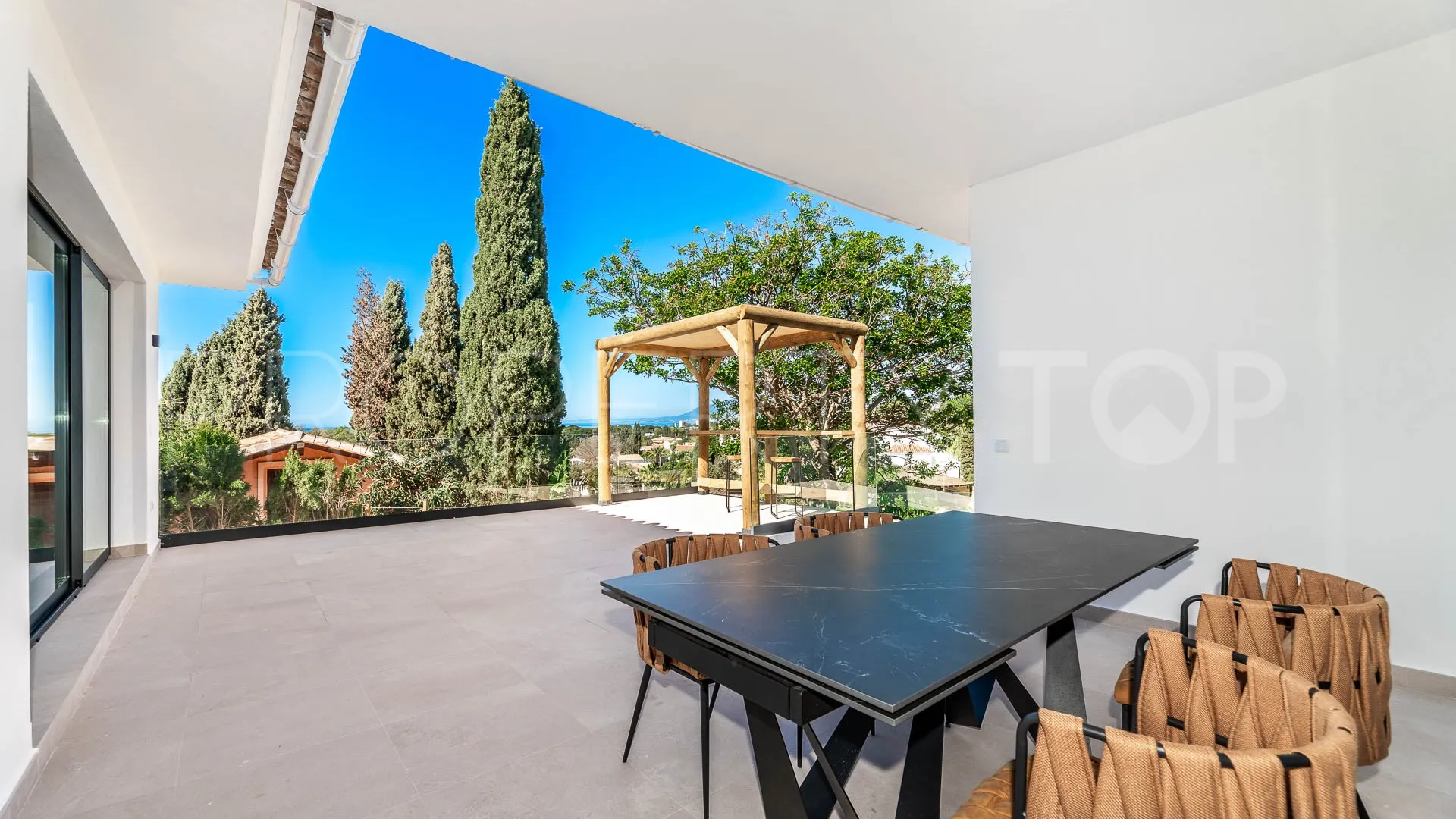 Buy villa with 4 bedrooms in Elviria