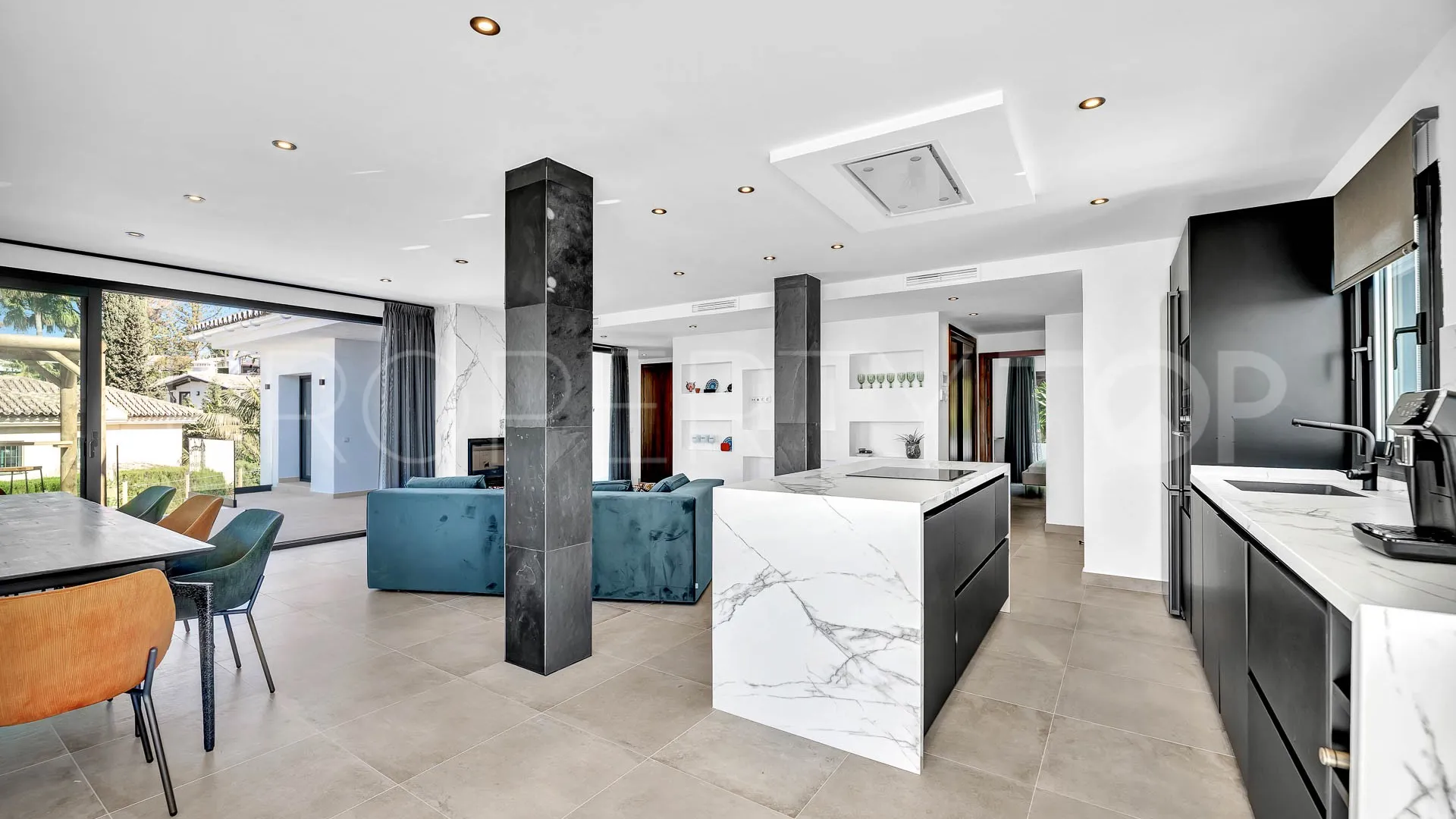 Buy villa with 4 bedrooms in Elviria