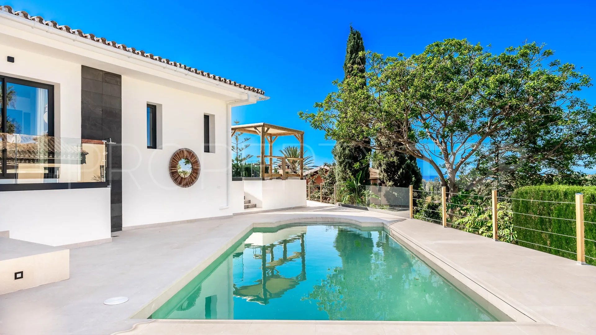 Buy villa with 4 bedrooms in Elviria
