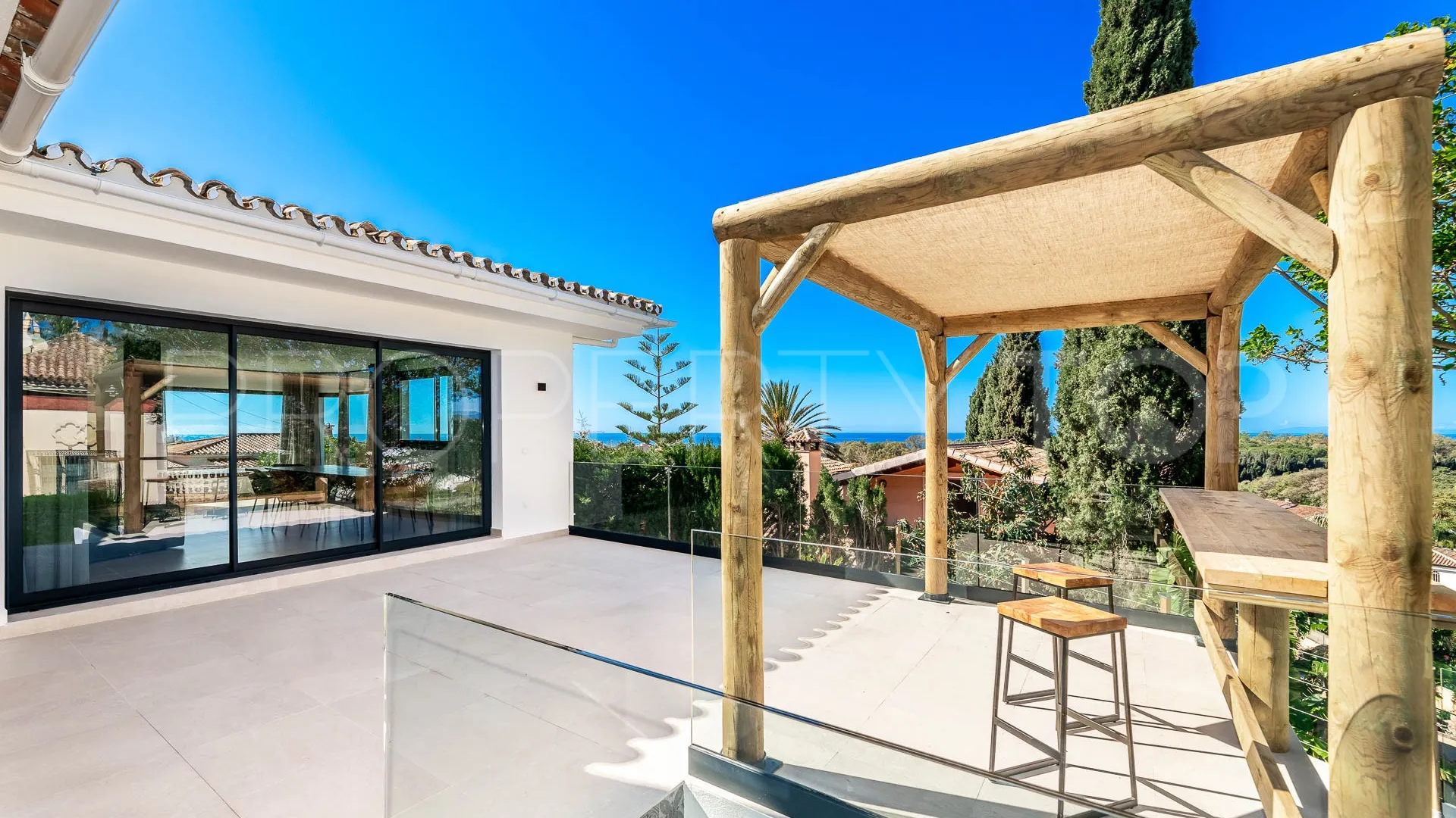 Buy villa with 4 bedrooms in Elviria