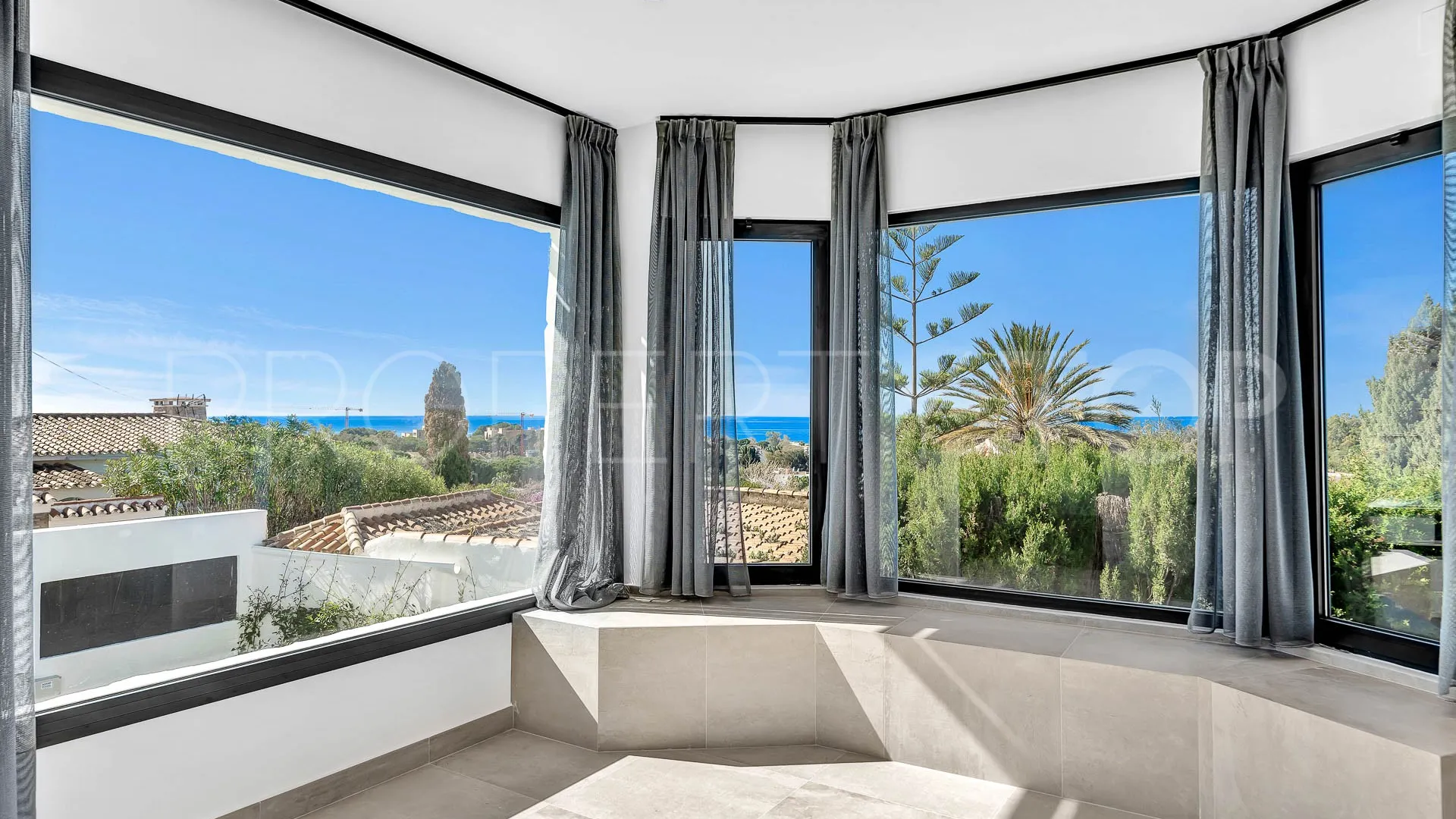 Buy villa with 4 bedrooms in Elviria