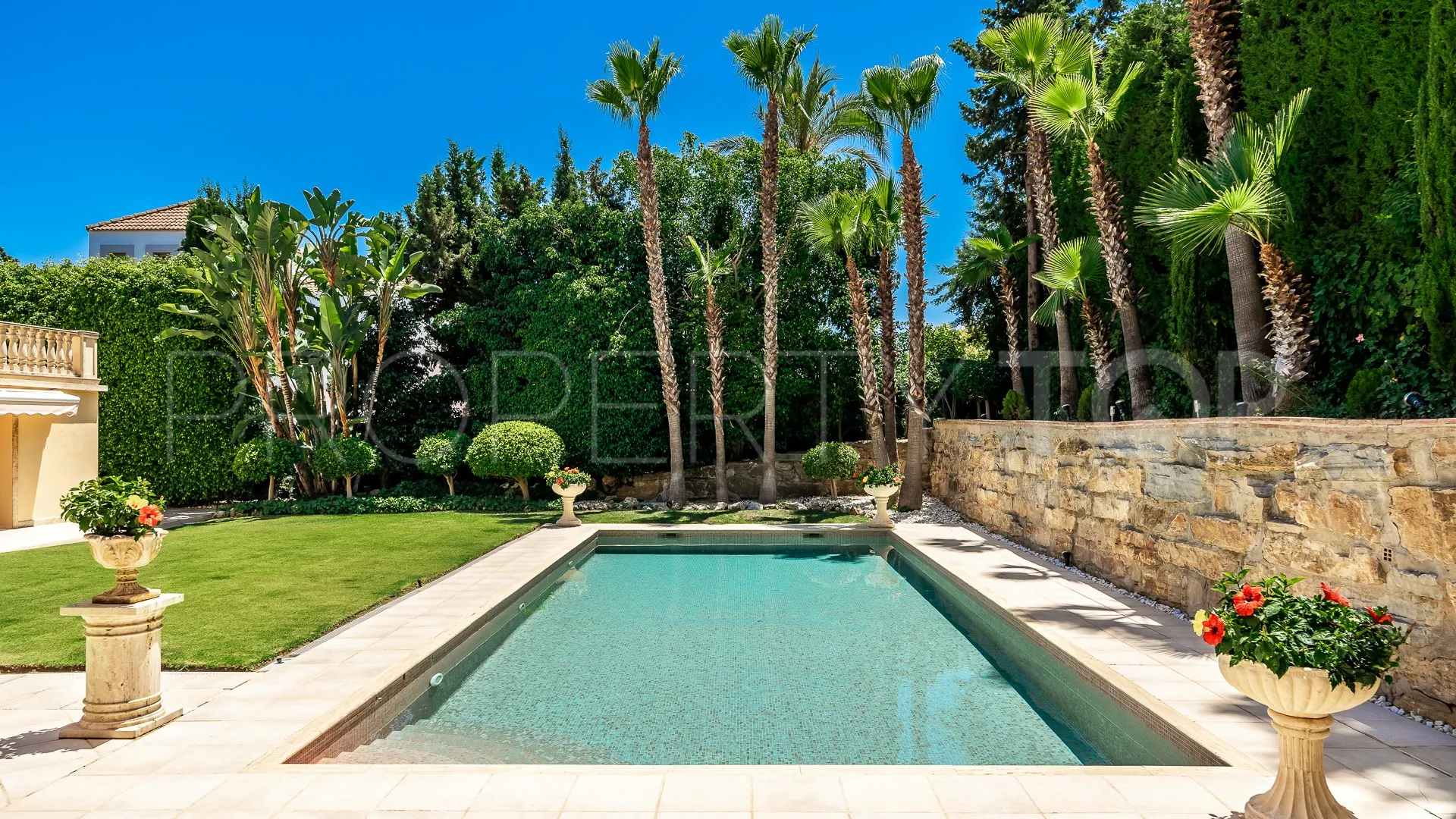 Comprar villa con 4 dormitorios en Nueva Andalucia