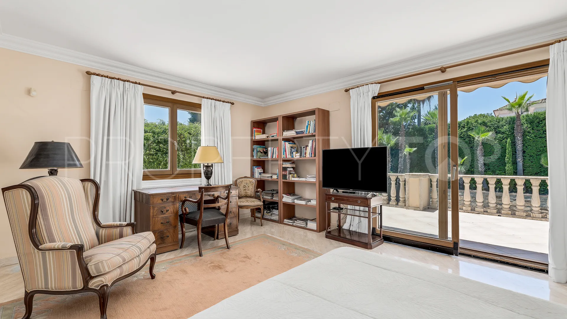 Comprar villa con 4 dormitorios en Nueva Andalucia