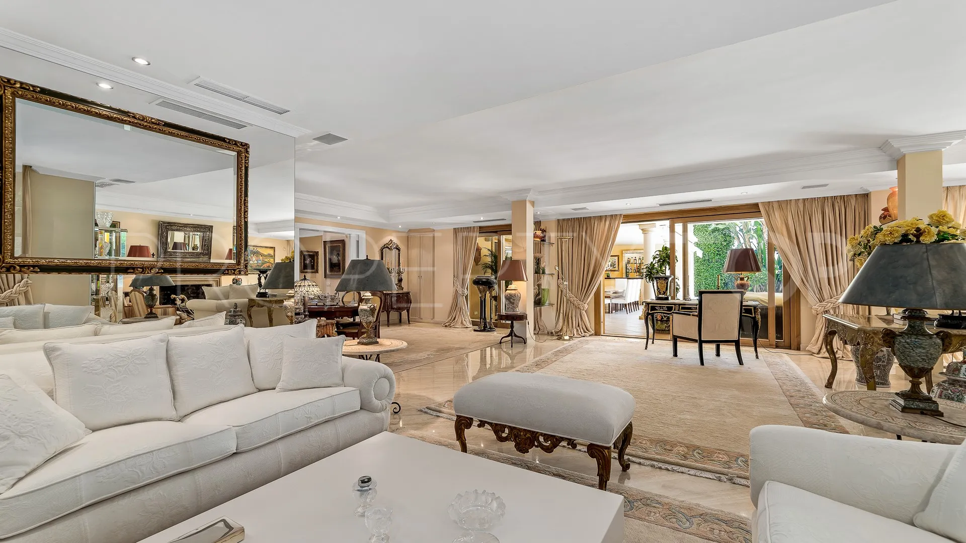 Comprar villa con 4 dormitorios en Nueva Andalucia