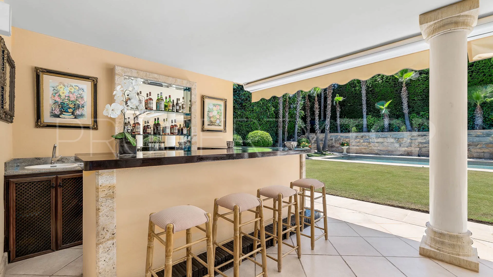 Comprar villa con 4 dormitorios en Nueva Andalucia