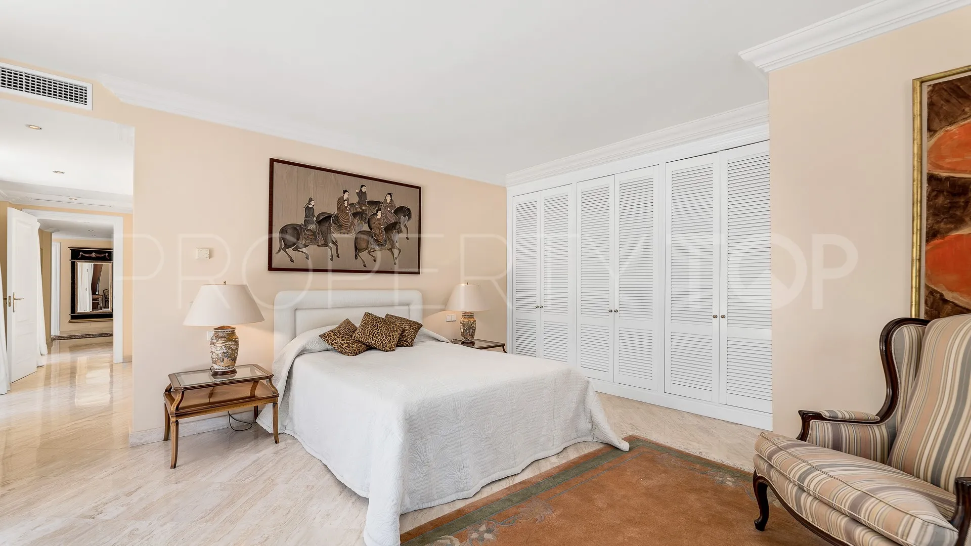 Comprar villa con 4 dormitorios en Nueva Andalucia