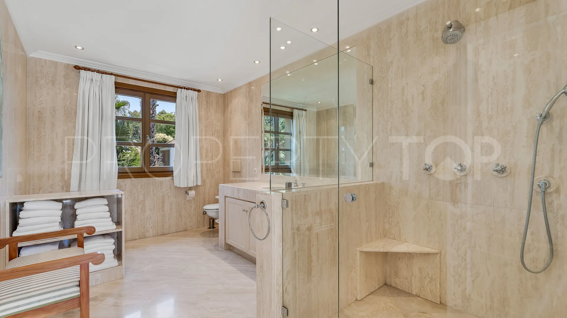 Comprar villa con 4 dormitorios en Nueva Andalucia