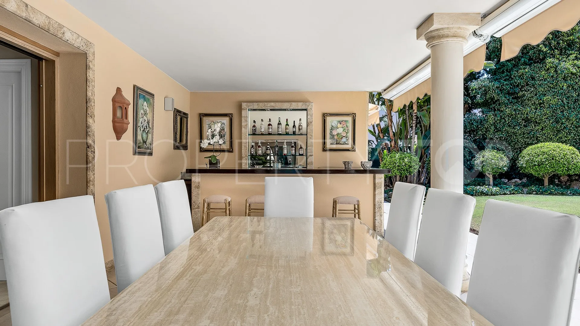 Comprar villa con 4 dormitorios en Nueva Andalucia