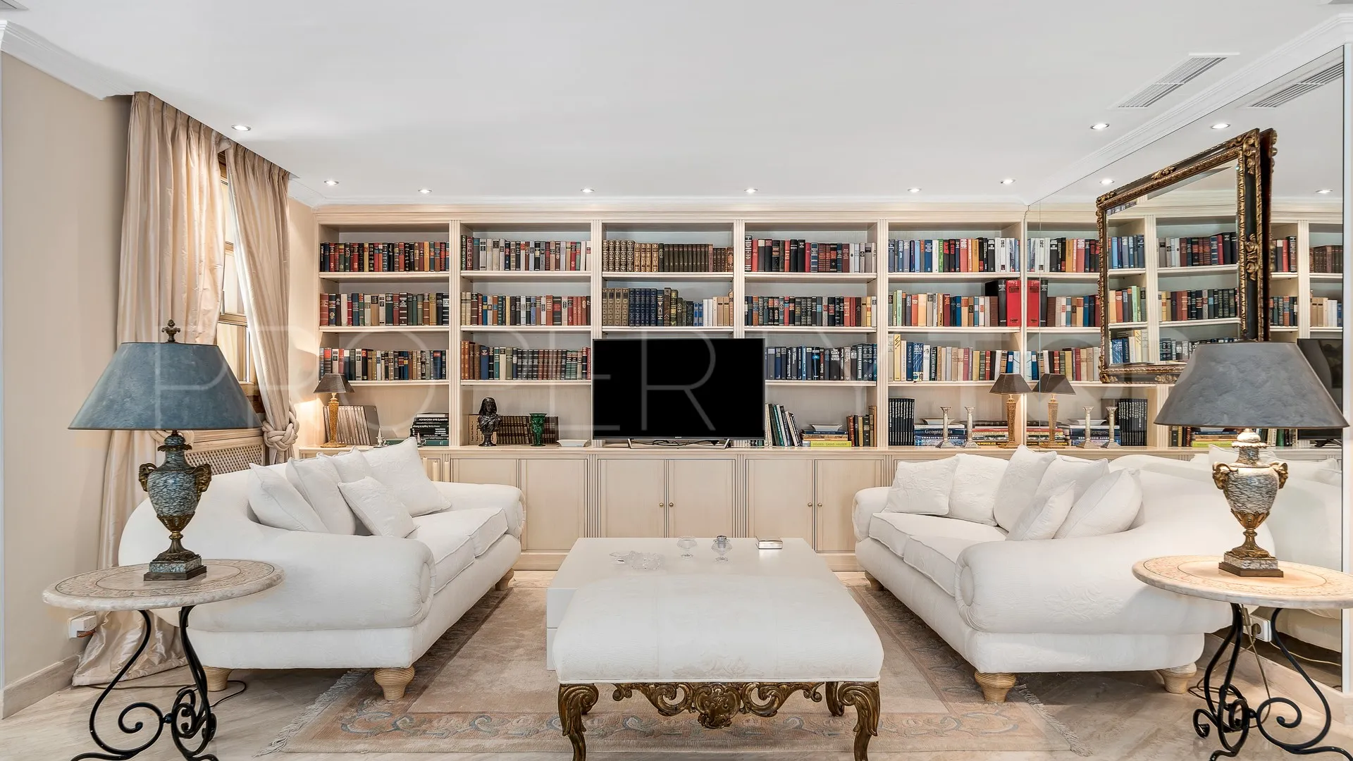 Comprar villa con 4 dormitorios en Nueva Andalucia