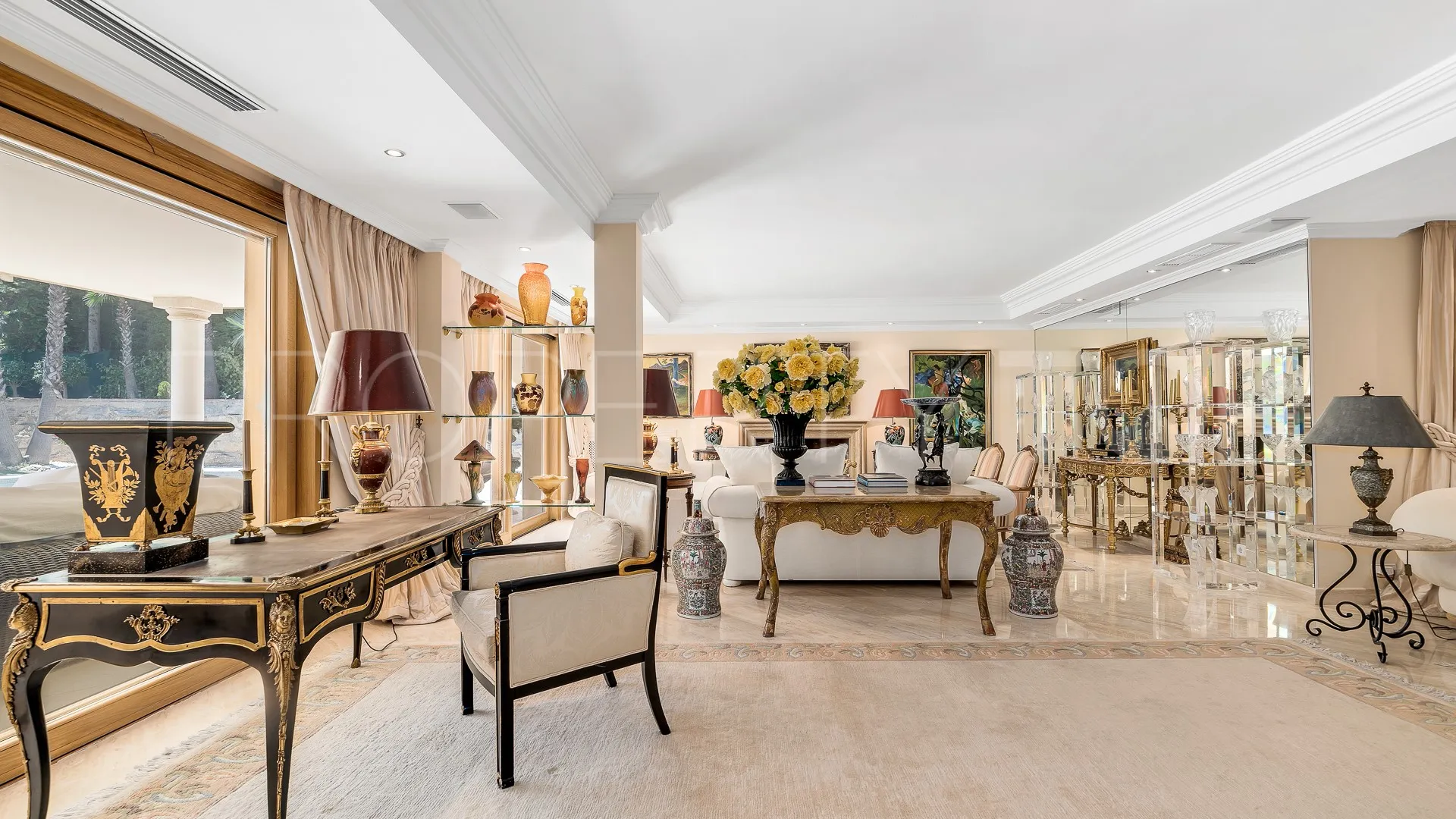Comprar villa con 4 dormitorios en Nueva Andalucia