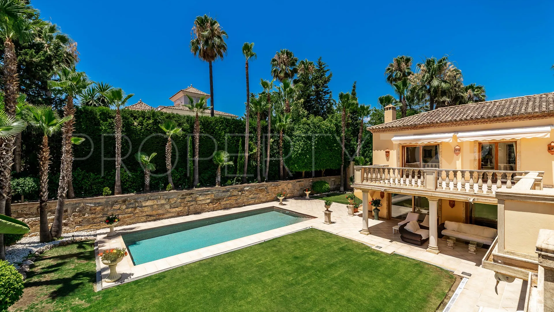 Comprar villa con 4 dormitorios en Nueva Andalucia