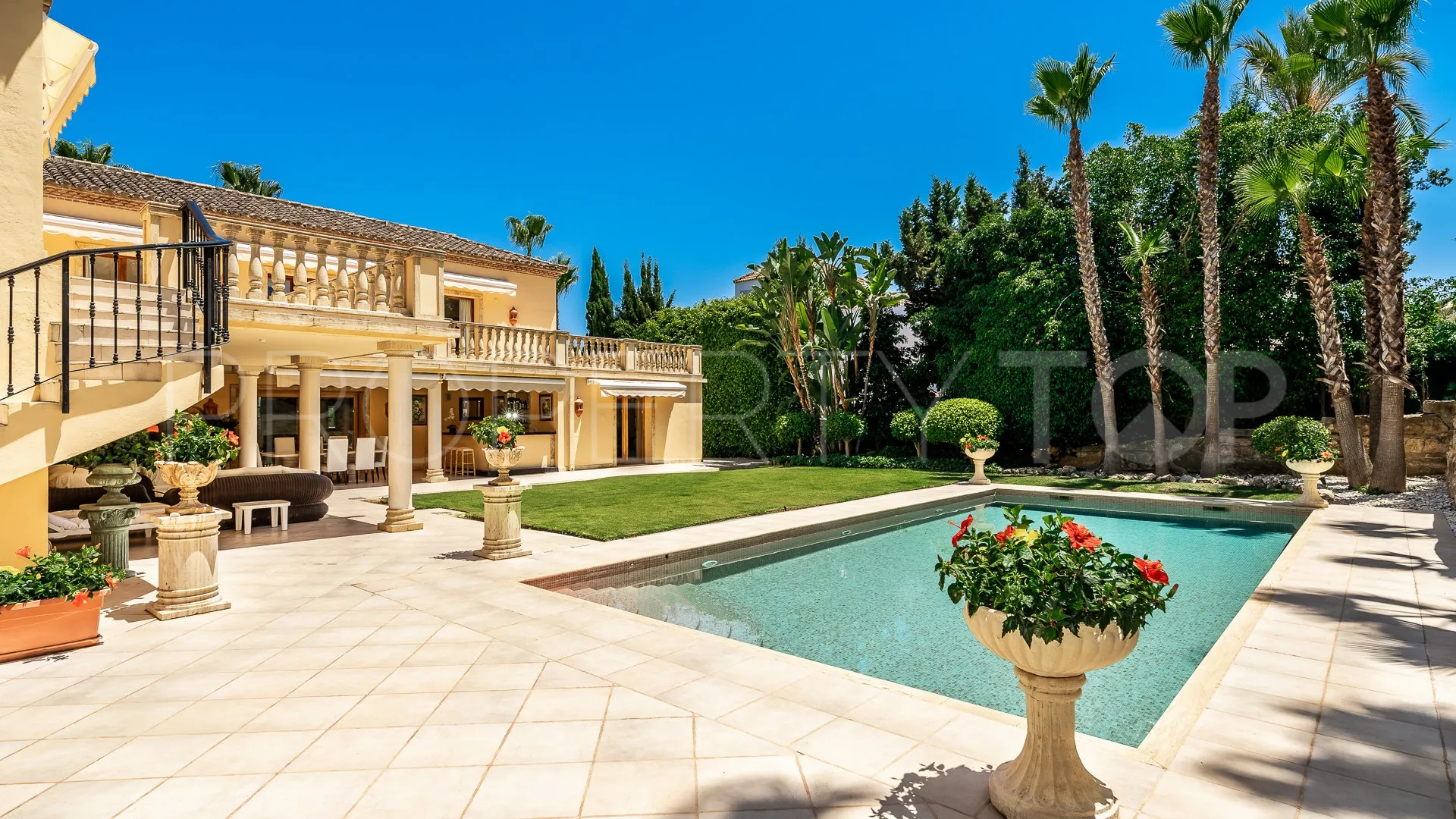 Comprar villa con 4 dormitorios en Nueva Andalucia