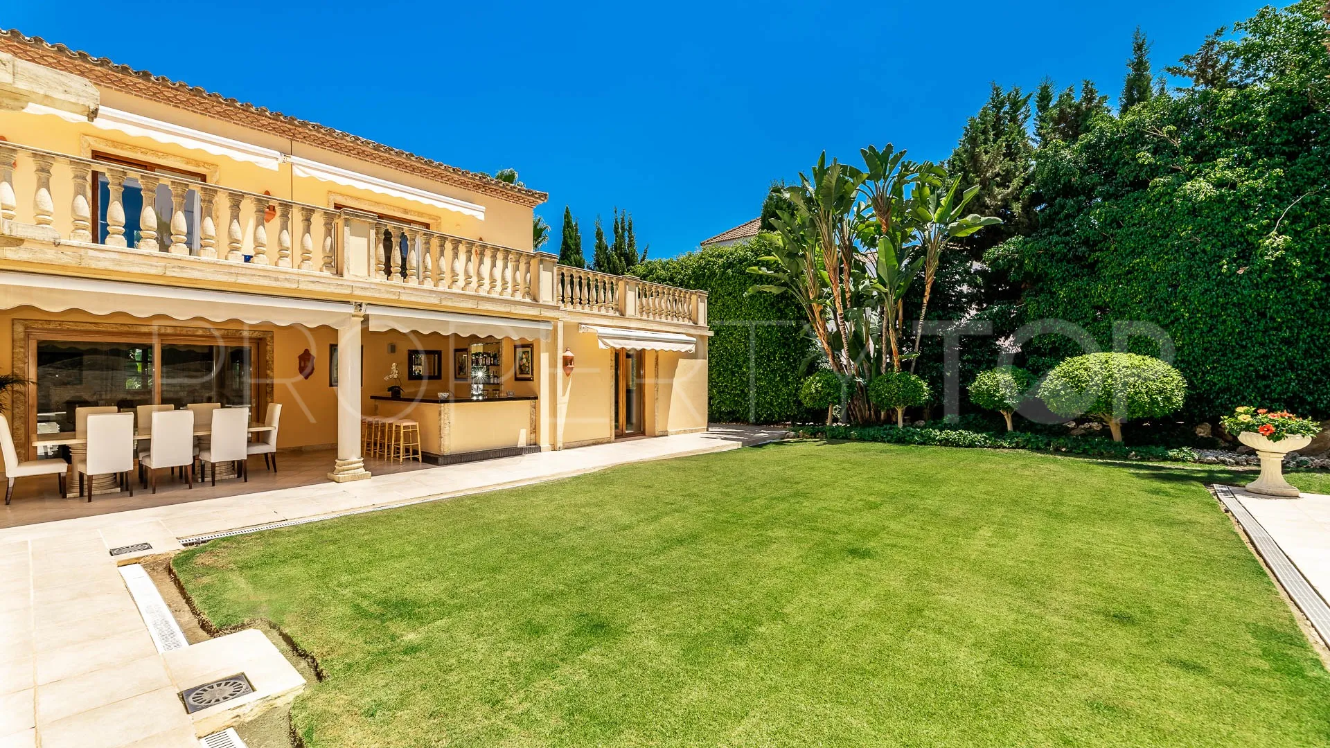 Comprar villa con 4 dormitorios en Nueva Andalucia