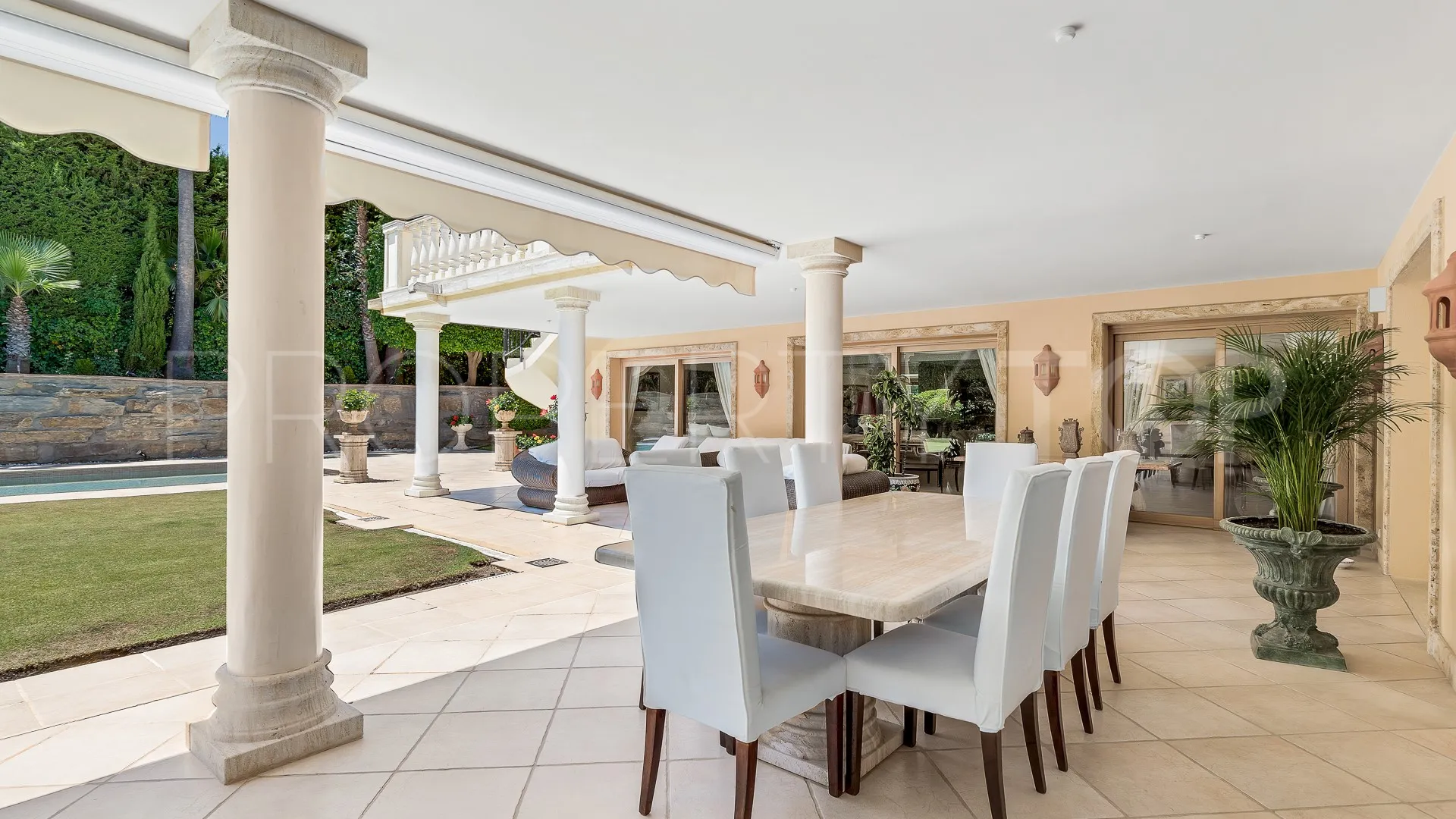Comprar villa con 4 dormitorios en Nueva Andalucia
