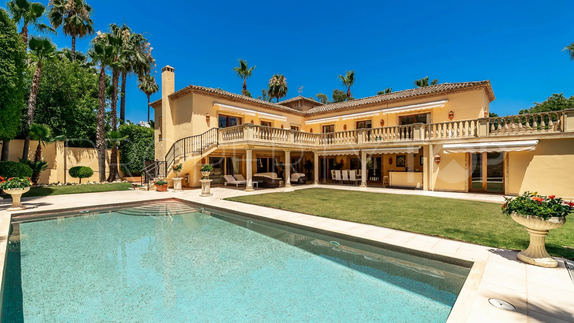 Comprar villa con 4 dormitorios en Nueva Andalucia