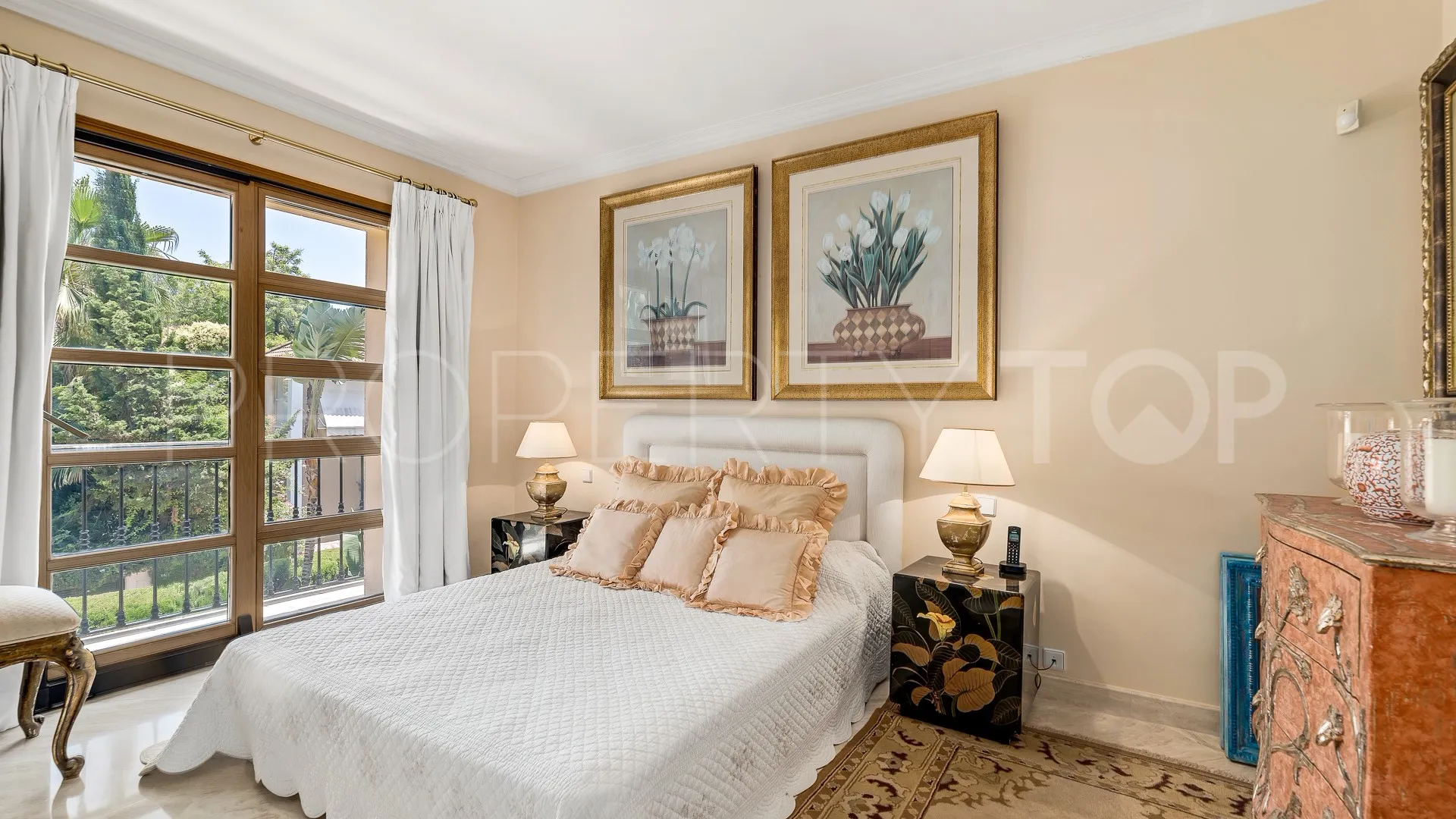 Comprar villa con 4 dormitorios en Nueva Andalucia