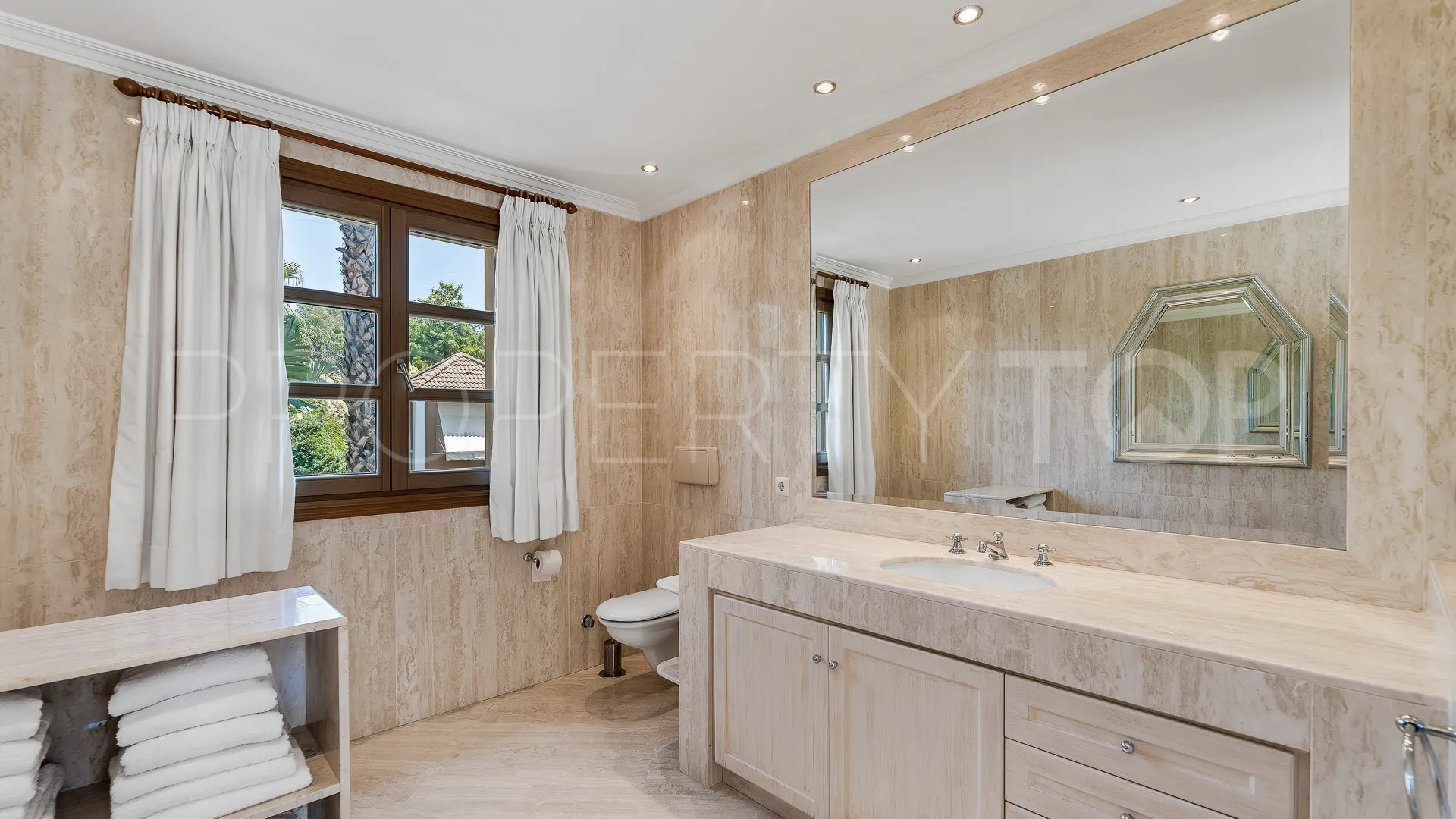 Comprar villa con 4 dormitorios en Nueva Andalucia