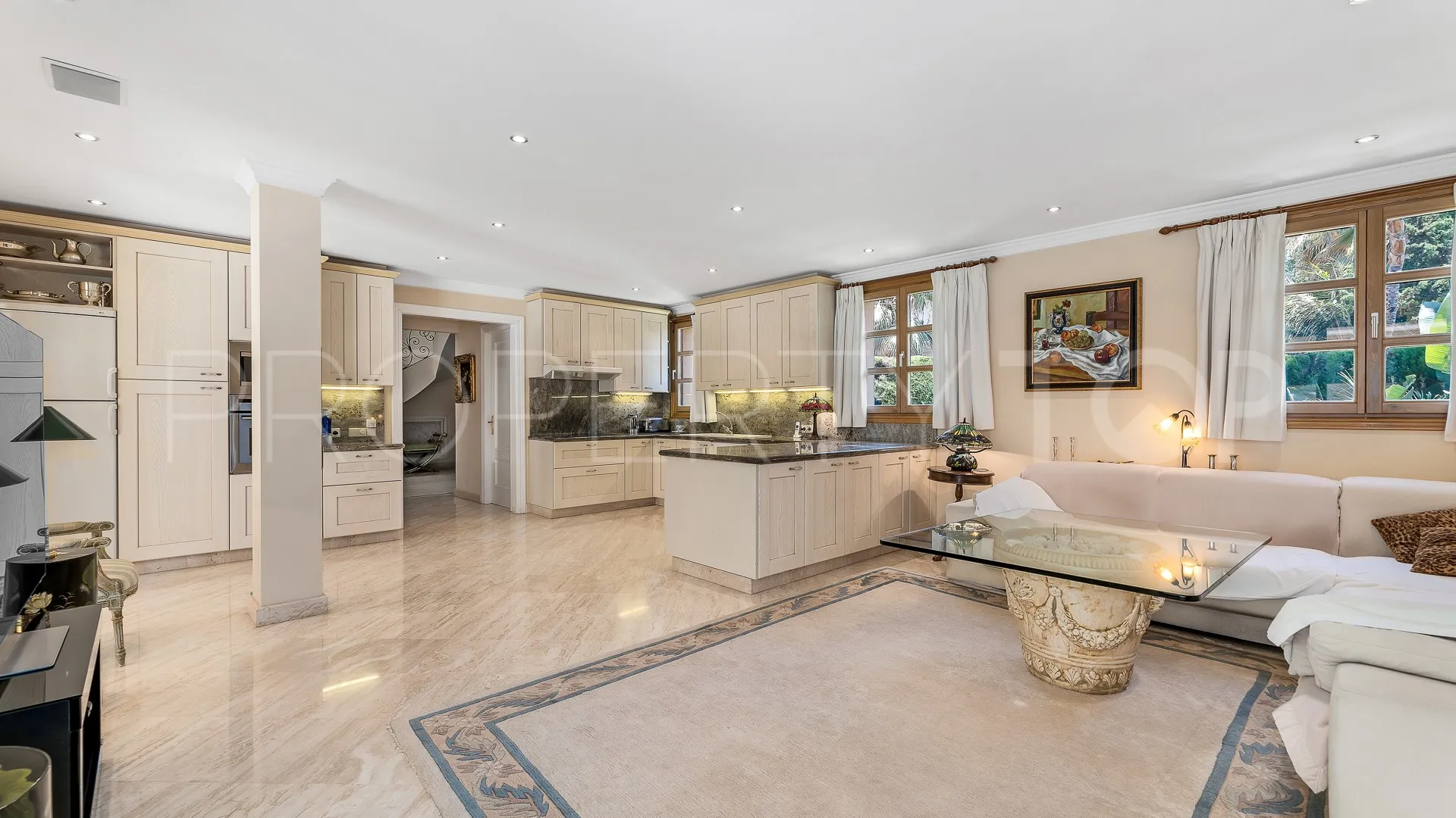 Comprar villa con 4 dormitorios en Nueva Andalucia