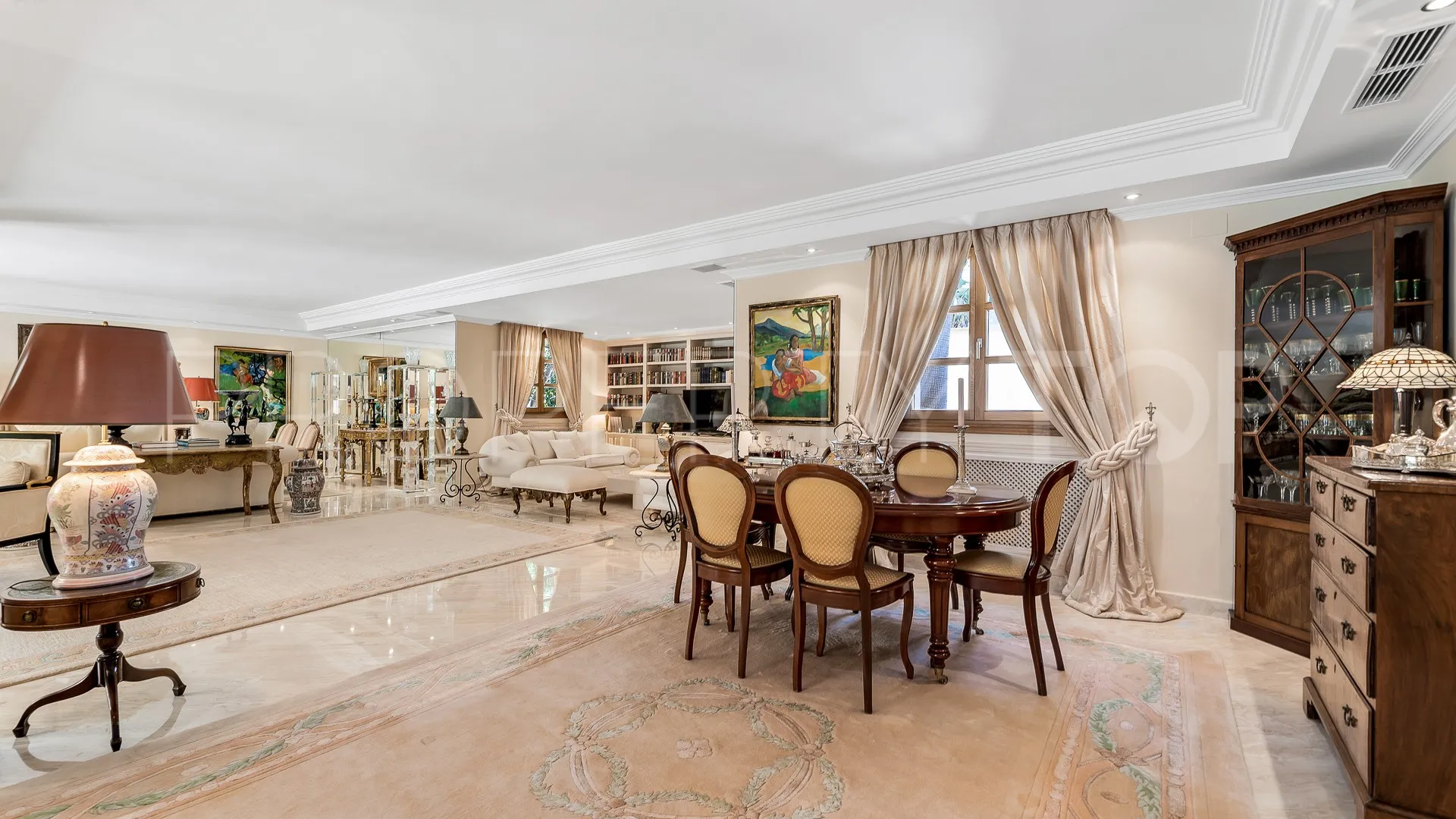 Comprar villa con 4 dormitorios en Nueva Andalucia